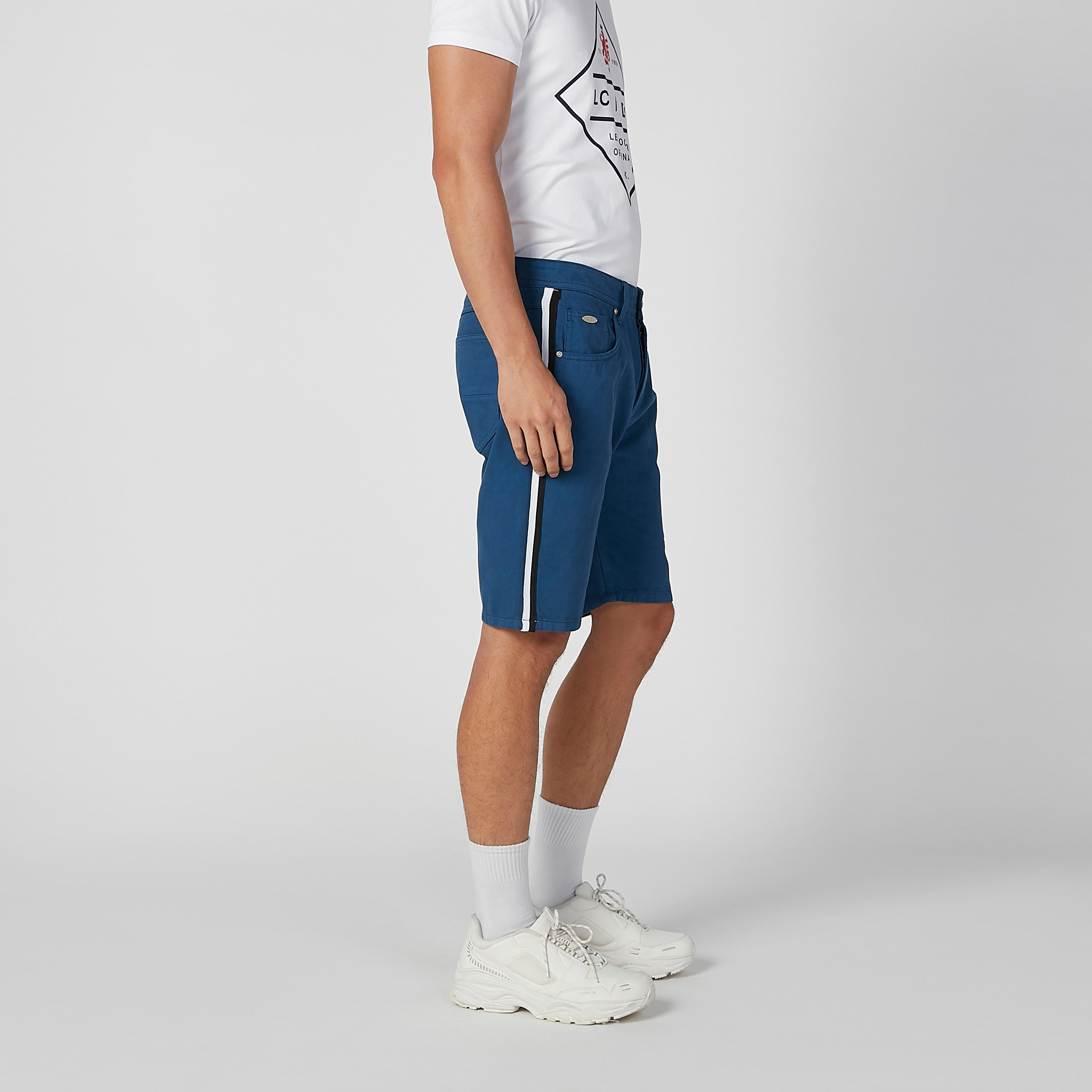 شورت دينم سادة بخصر متوسط الارتفاع وجيوب وحلقات للحزام-men-clothing-bottoms-shorts-image-1