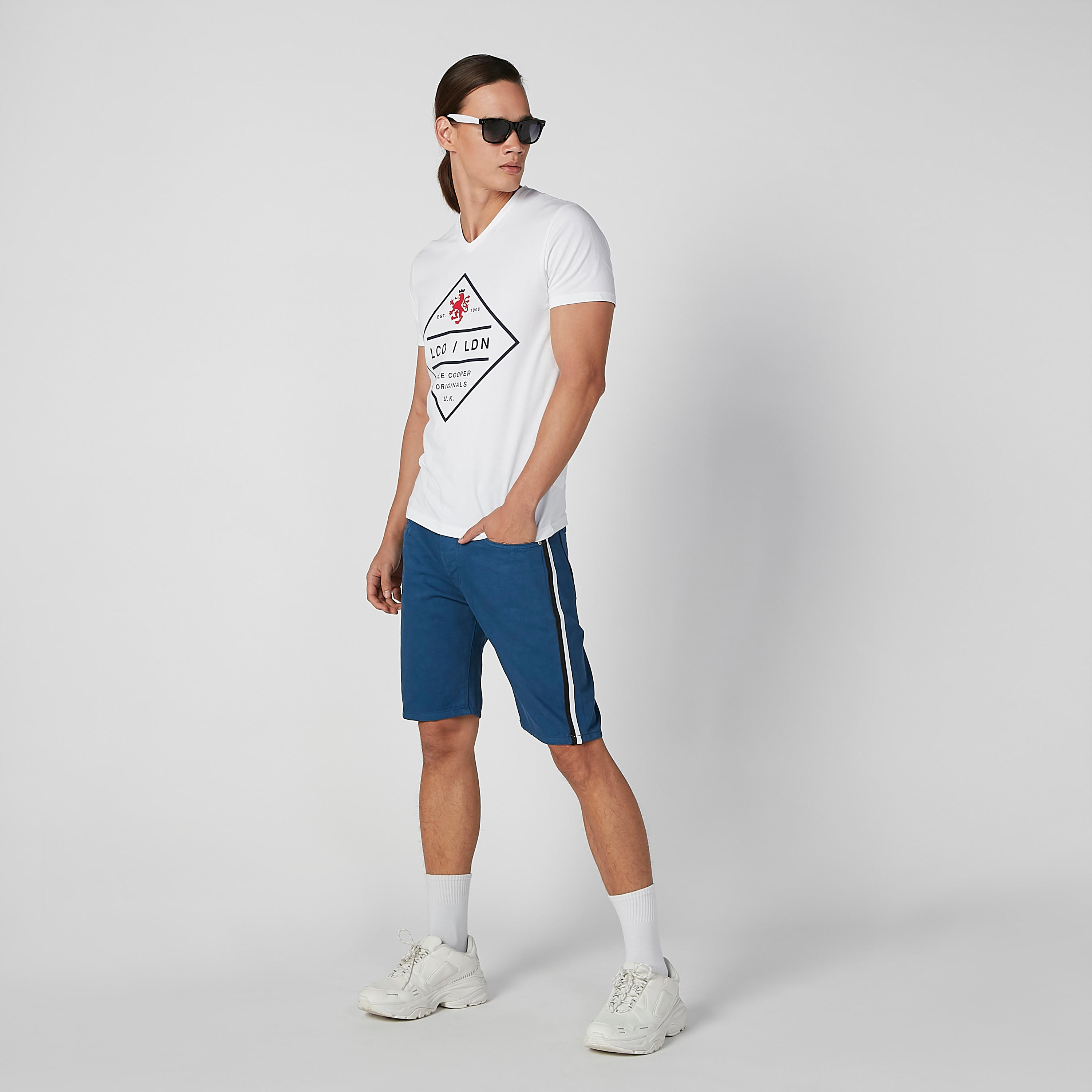 شورت دينم سادة بخصر متوسط الارتفاع وجيوب وحلقات للحزام-men-clothing-bottoms-shorts-image-2