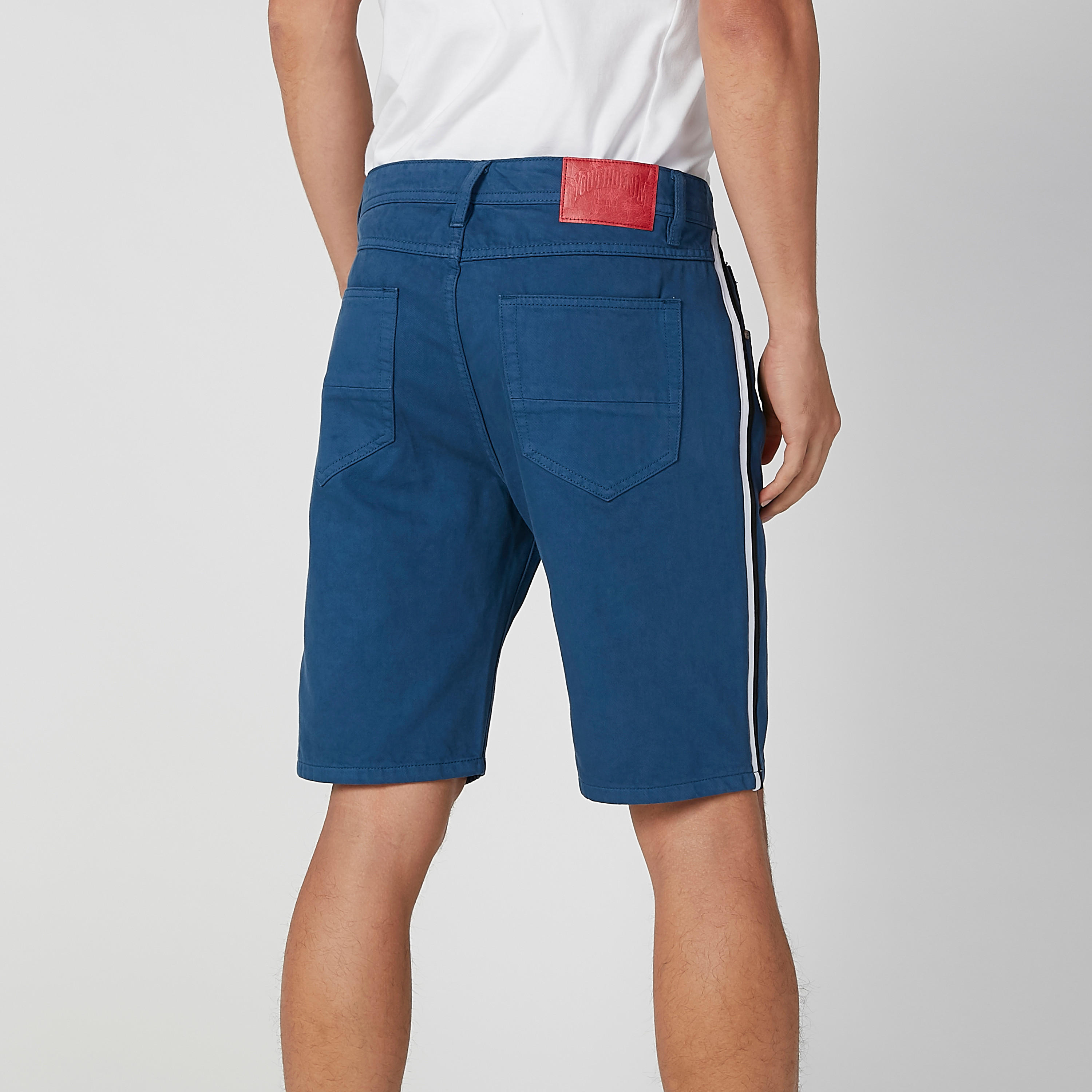 شورت دينم سادة بخصر متوسط الارتفاع وجيوب وحلقات للحزام-men-clothing-bottoms-shorts-image-3