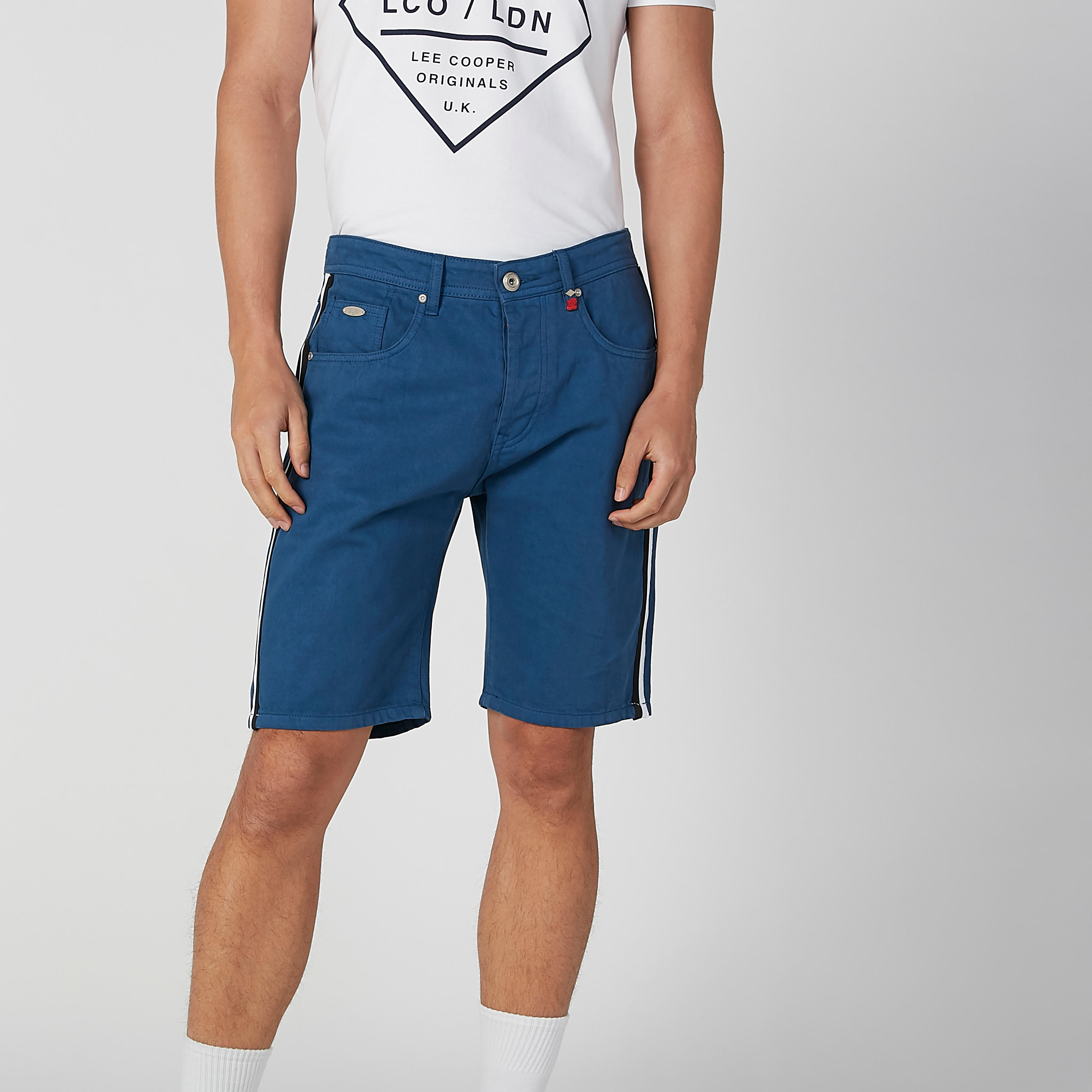 شورت دينم سادة بخصر متوسط الارتفاع وجيوب وحلقات للحزام-men-clothing-bottoms-shorts-image-4