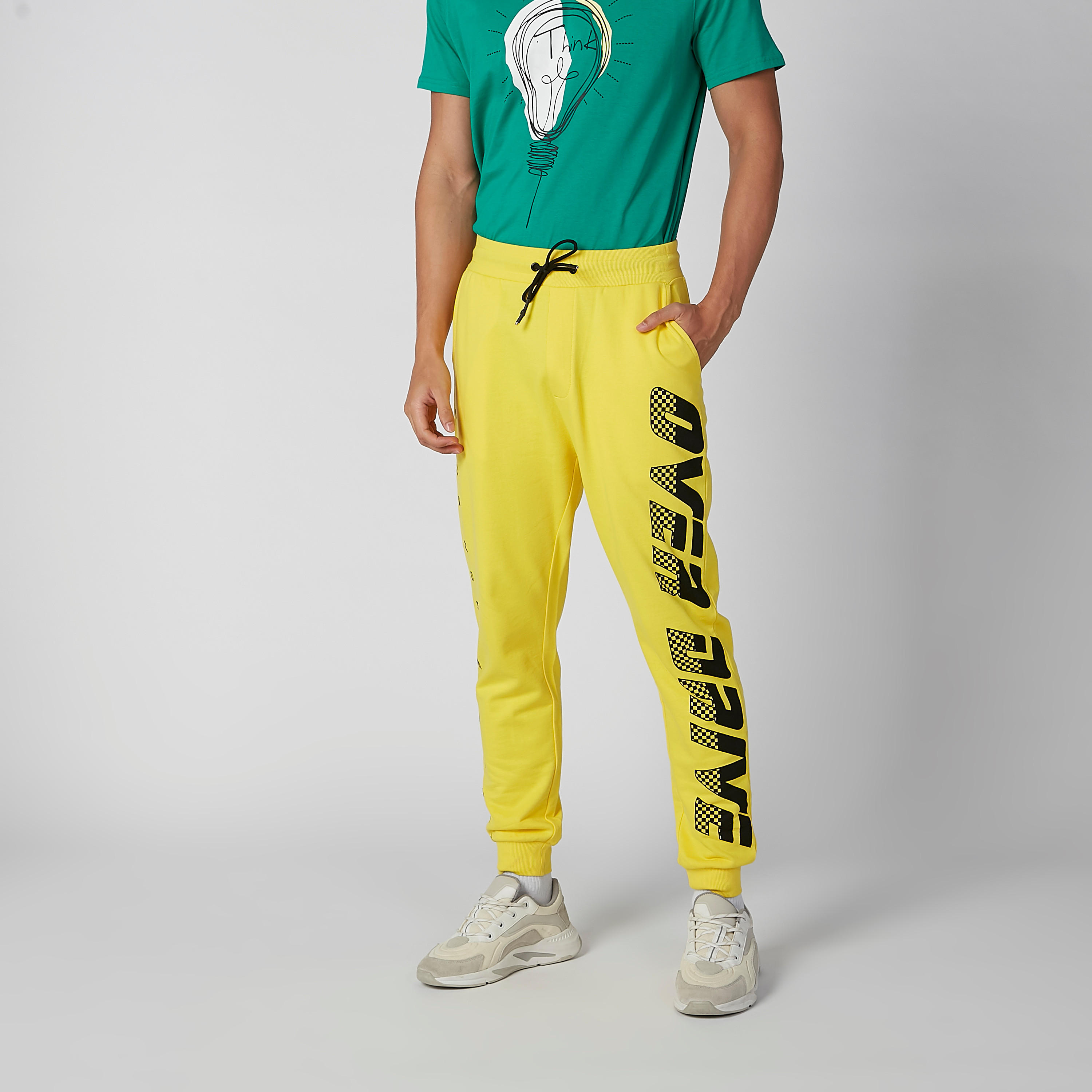 بنطلون رياضي برباط وجيوب وطبعات-men-clothing-bottoms-joggers-image-1