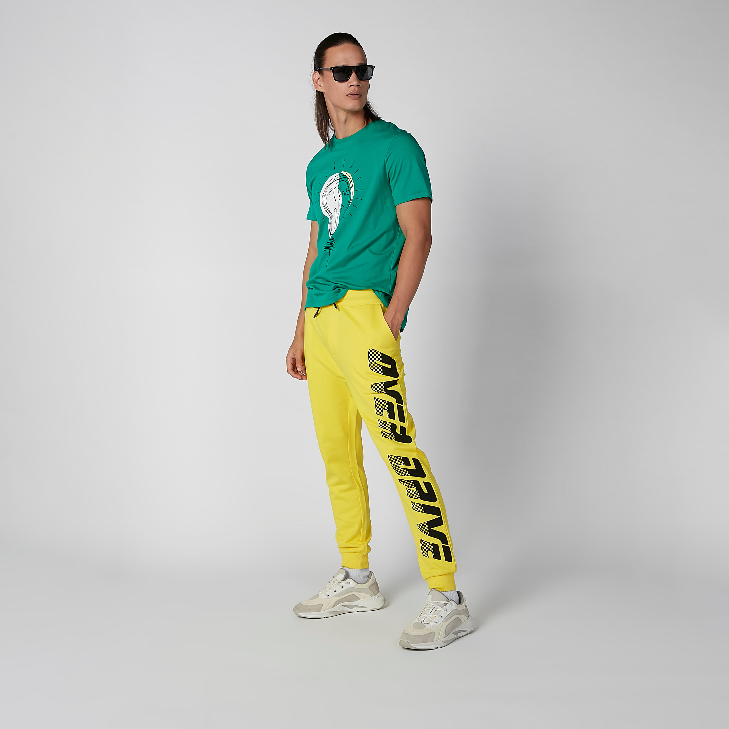 بنطلون رياضي برباط وجيوب وطبعات-men-clothing-bottoms-joggers-image-2
