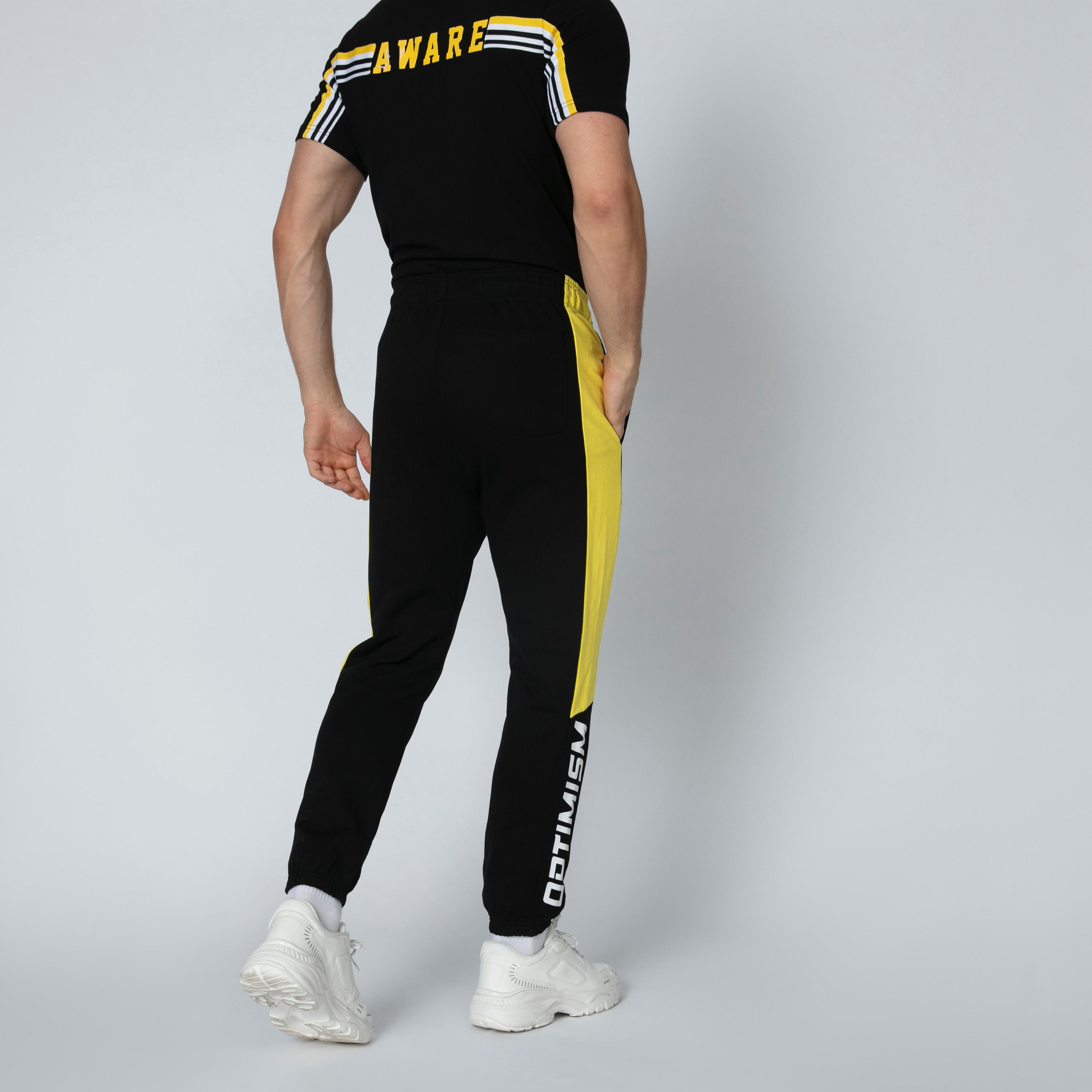 بنطال رياضي طويل برباط وجيوب وطبعات-men-clothing-bottoms-joggers-image-5