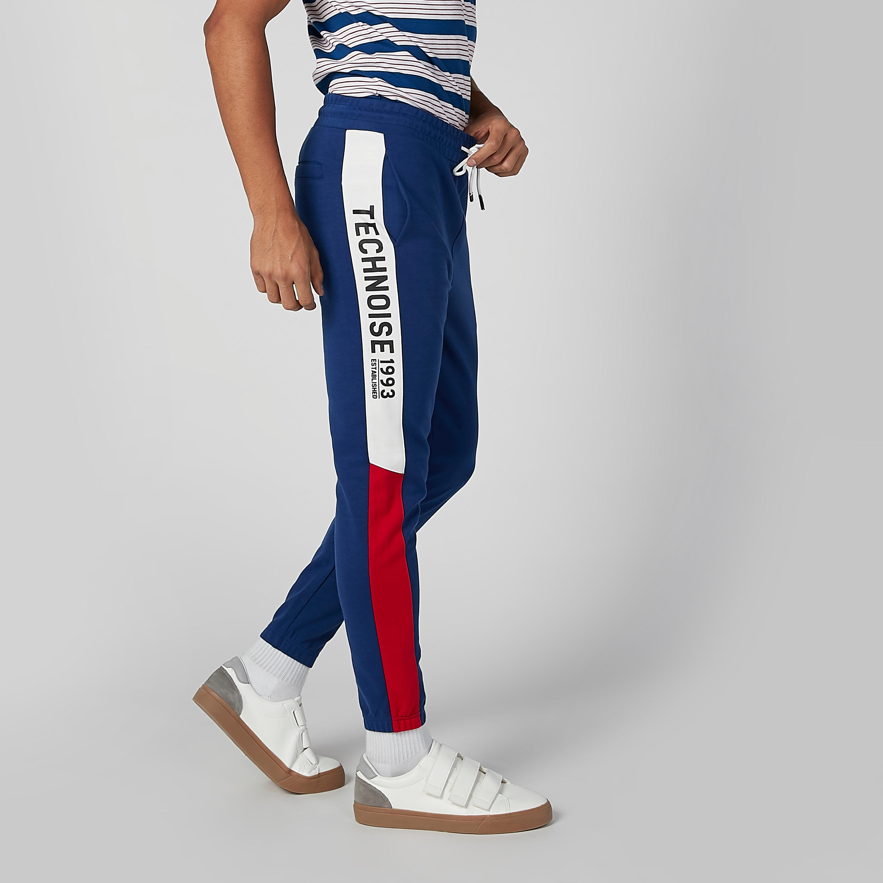 بنطال رياضي بأساور مطّاطية ورباط وجيوب وطبعات-men-clothing-bottoms-joggers-image-1