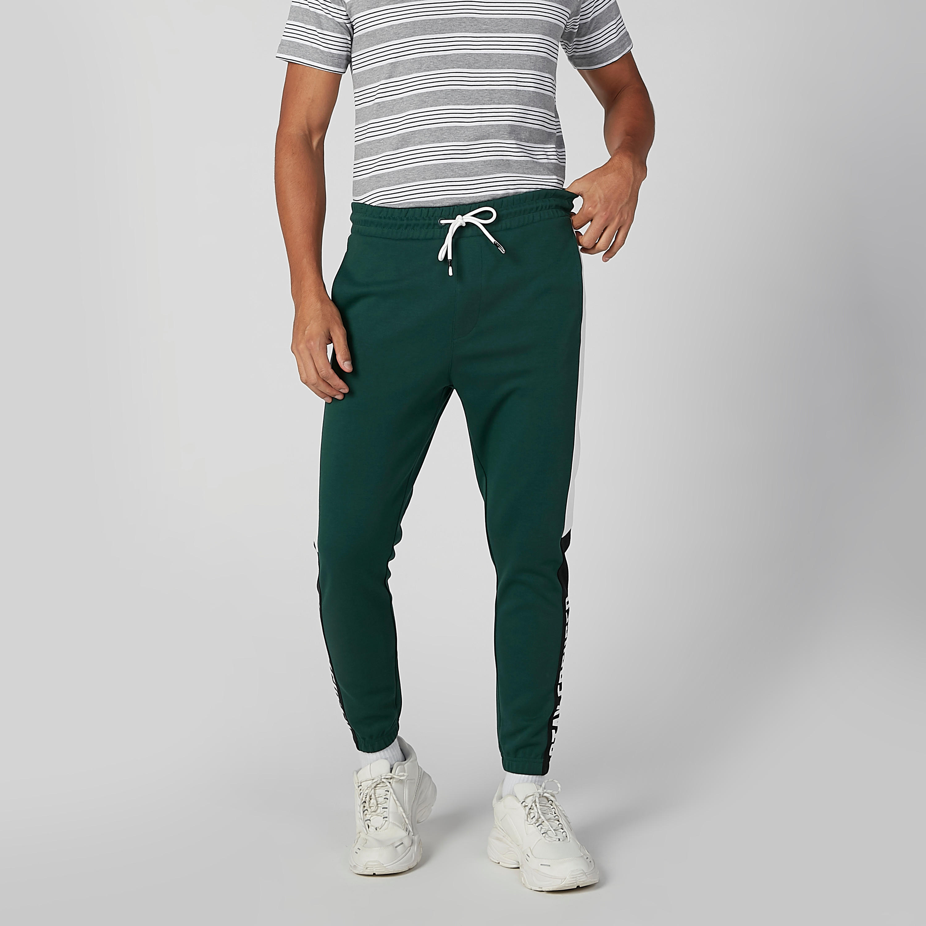 بنطال رياضي بأساور مطّاطية ورباط وجيوب وطبعات-men-clothing-bottoms-joggers-image-1