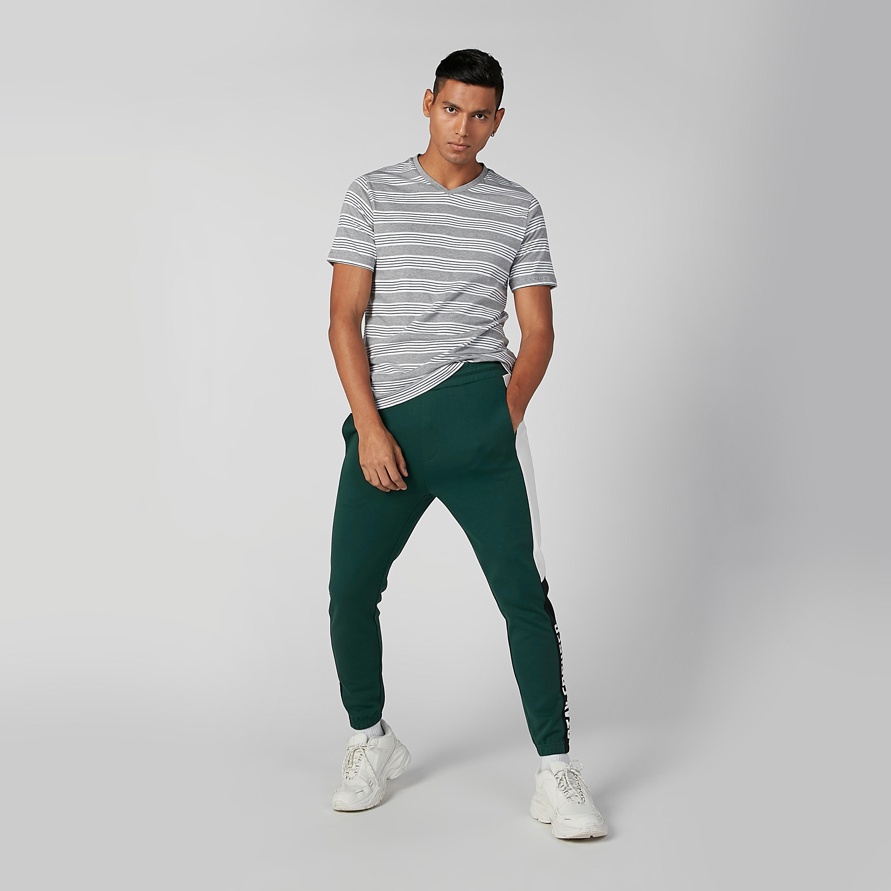 بنطال رياضي بأساور مطّاطية ورباط وجيوب وطبعات-men-clothing-bottoms-joggers-image-2