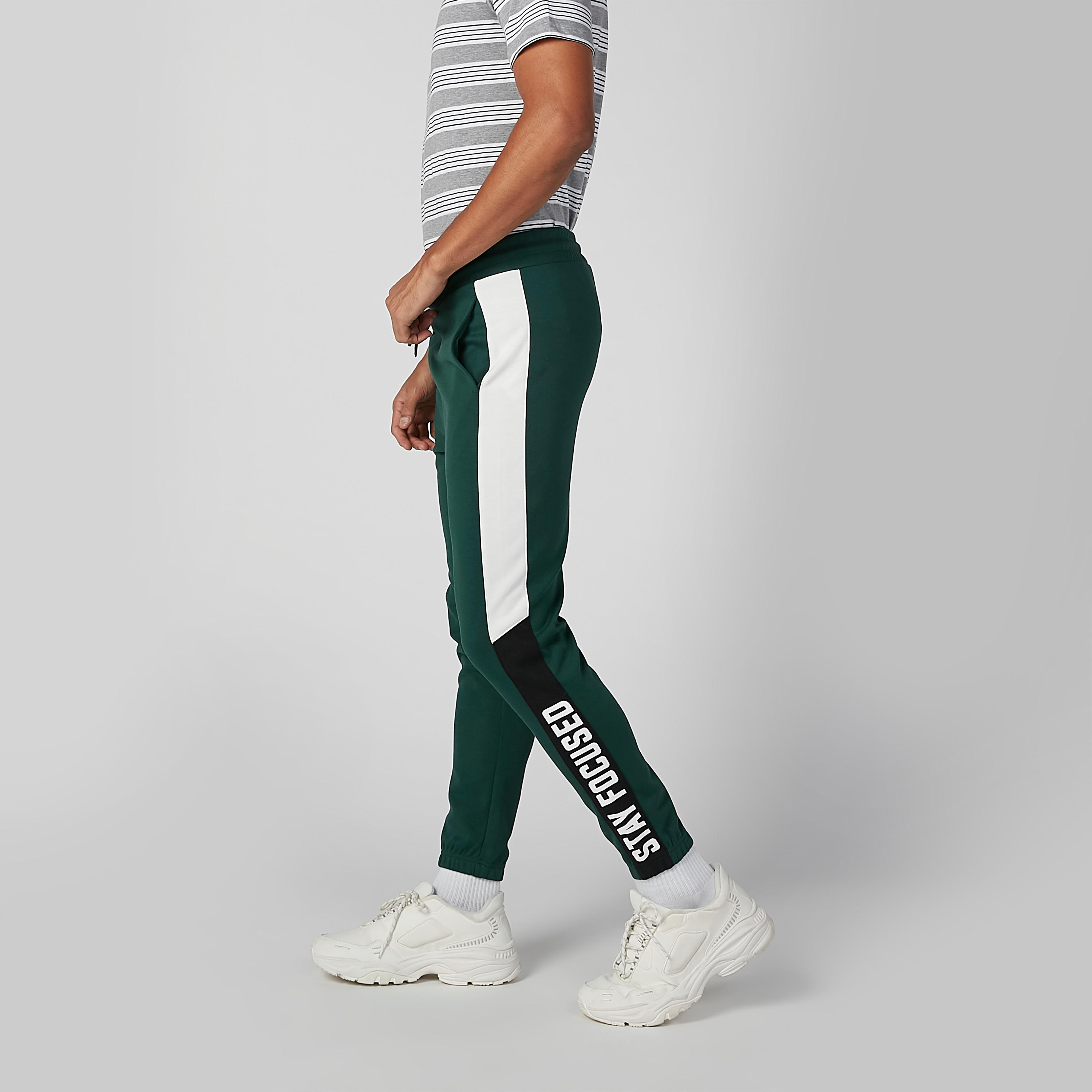 بنطال رياضي بأساور مطّاطية ورباط وجيوب وطبعات-men-clothing-bottoms-joggers-image-3