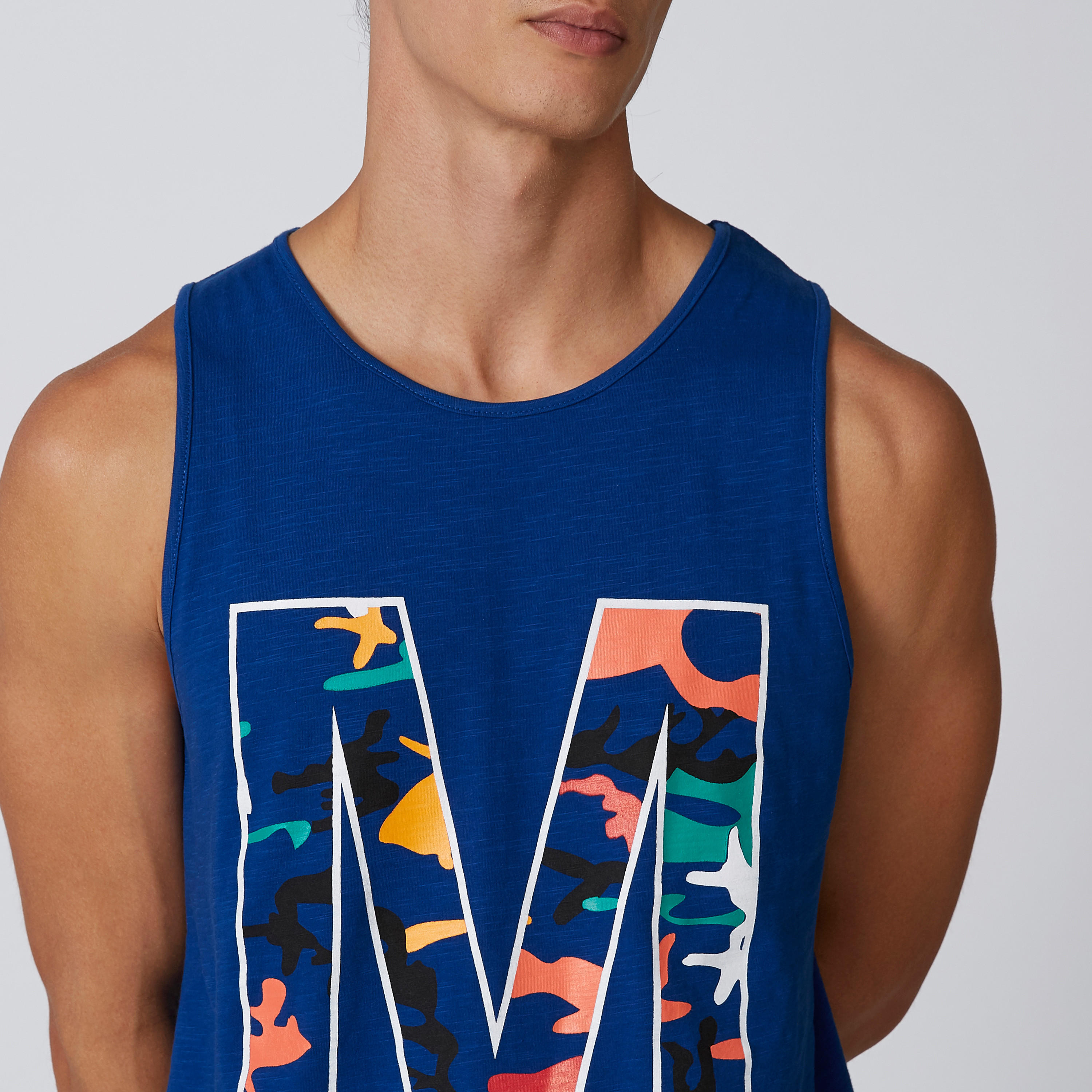 تيشيرت دون أكمام بياقة مستديرة وطبعات-men-clothing-tshirtsandpolos-tshirts-image-2