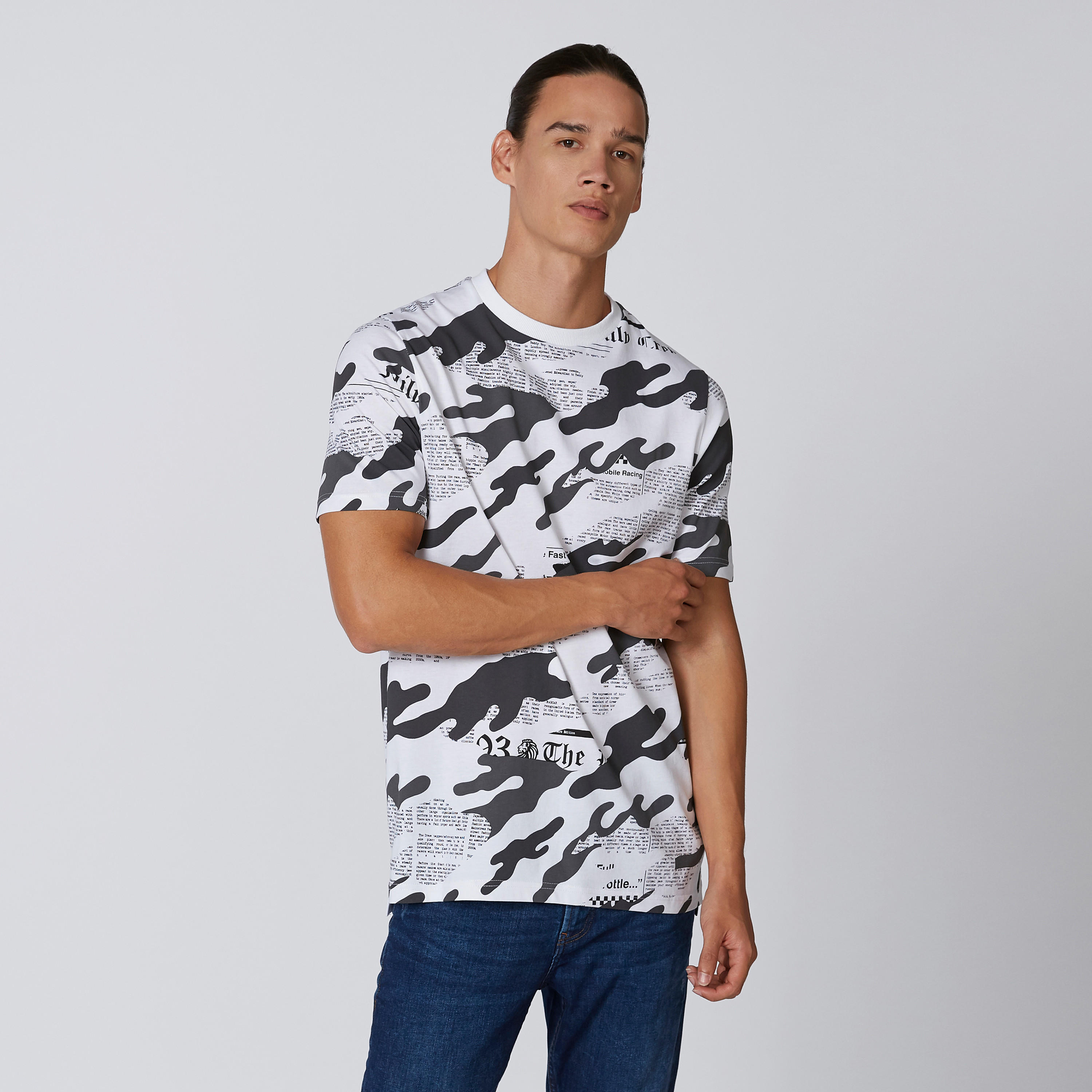تيشيرت بياقة ضيقة وأكمام قصيرة وطبعات-men-clothing-tshirtsandpolos-tshirts-image-5
