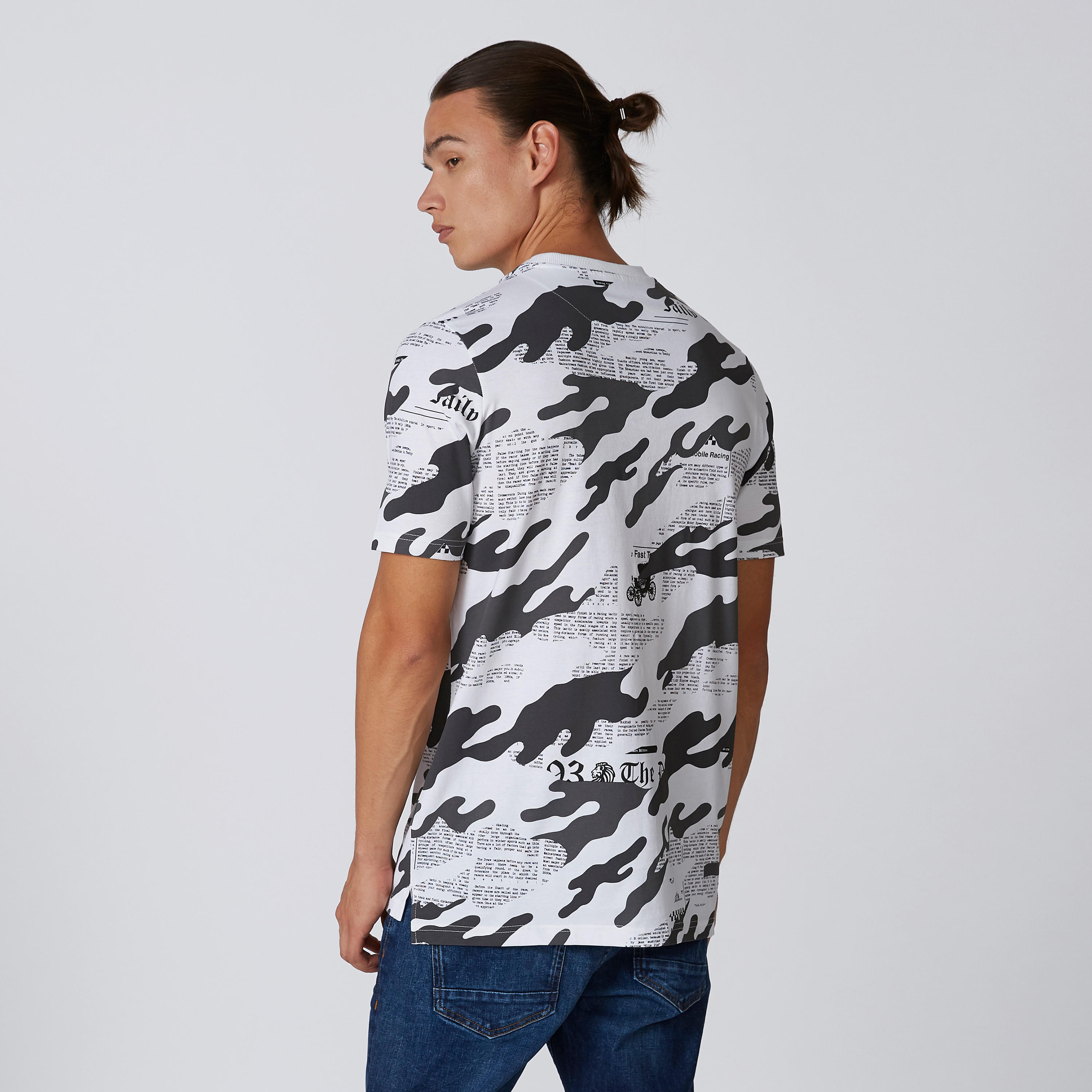 تيشيرت بياقة ضيقة وأكمام قصيرة وطبعات-men-clothing-tshirtsandpolos-tshirts-image-4