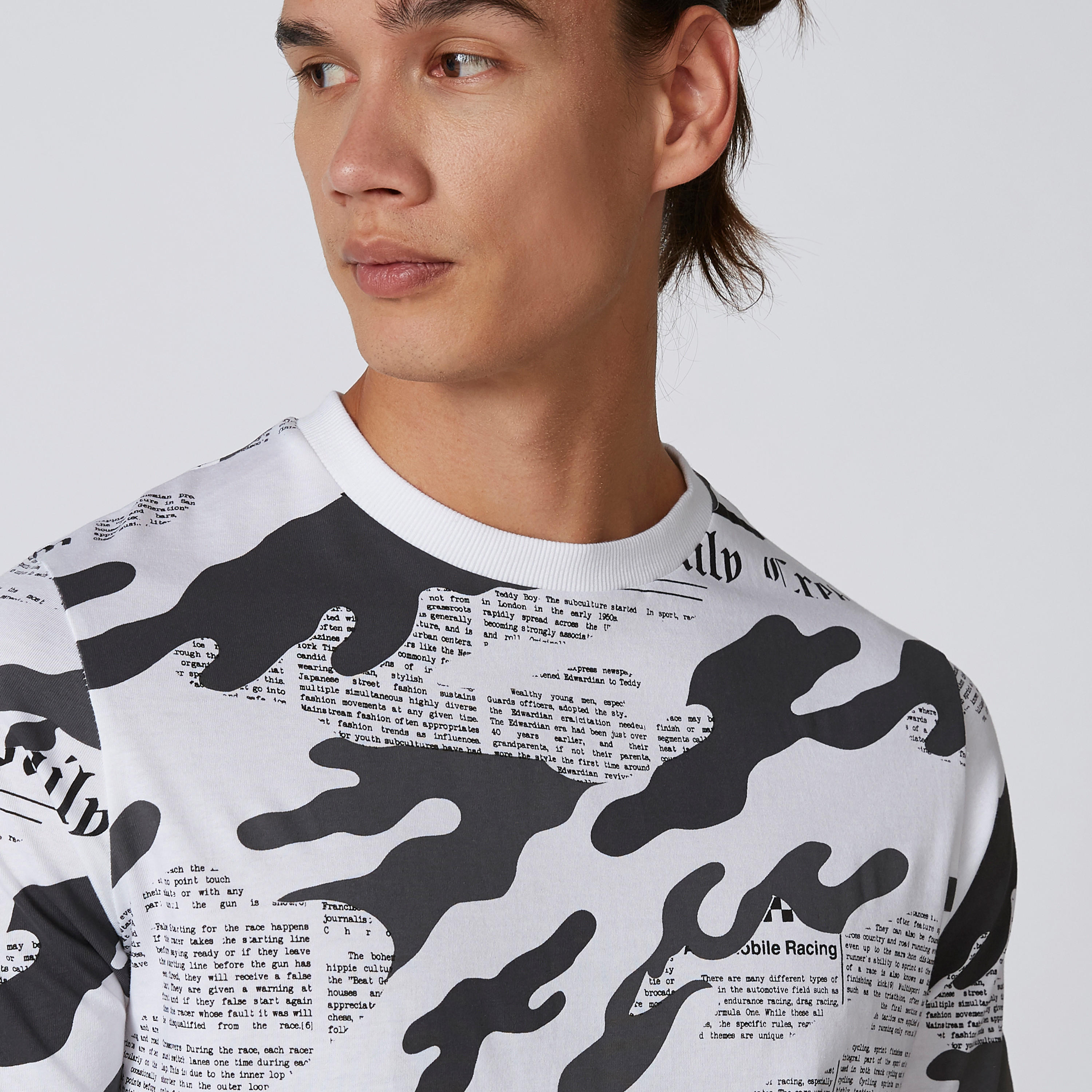تيشيرت بياقة ضيقة وأكمام قصيرة وطبعات-men-clothing-tshirtsandpolos-tshirts-image-3