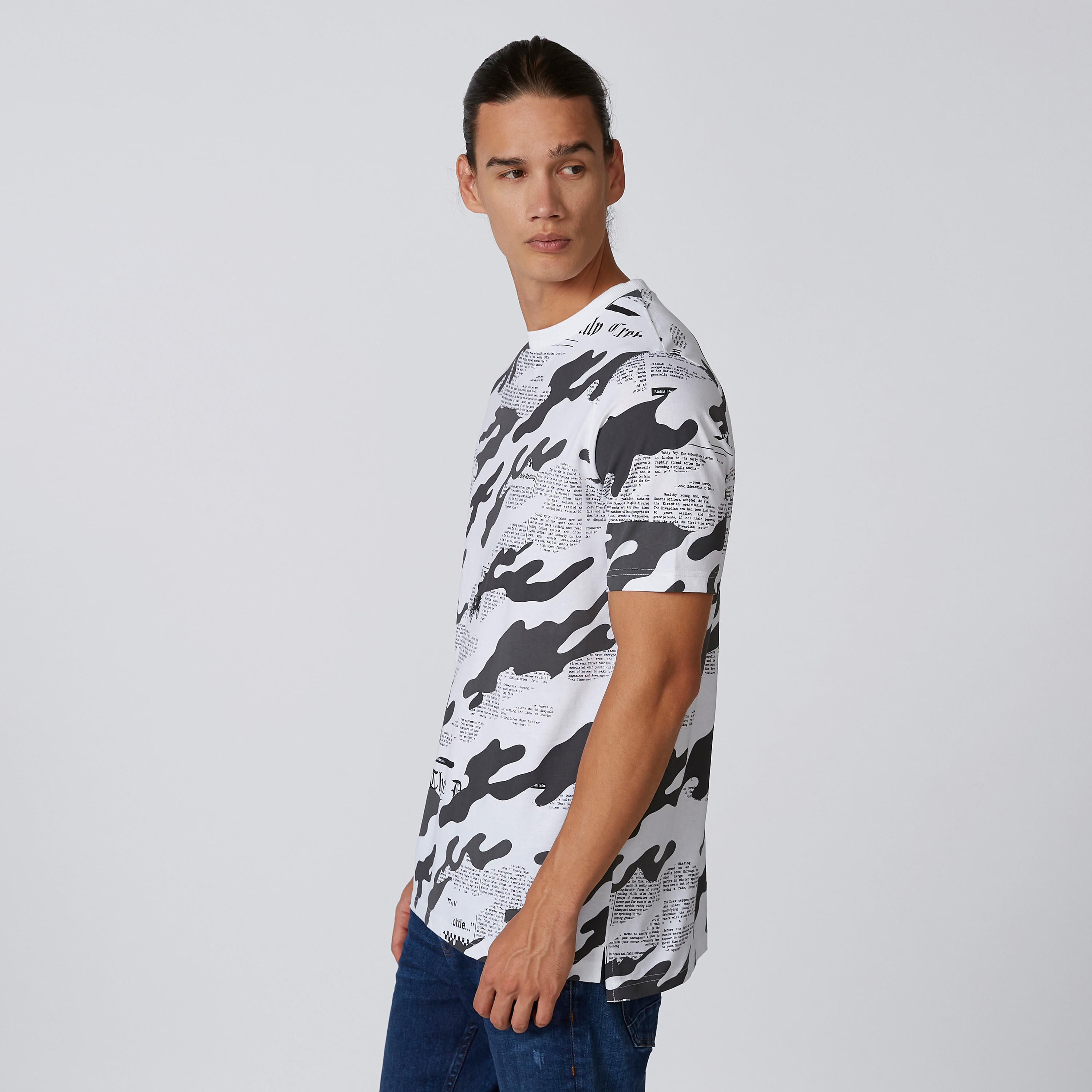 تيشيرت بياقة ضيقة وأكمام قصيرة وطبعات-men-clothing-tshirtsandpolos-tshirts-image-2