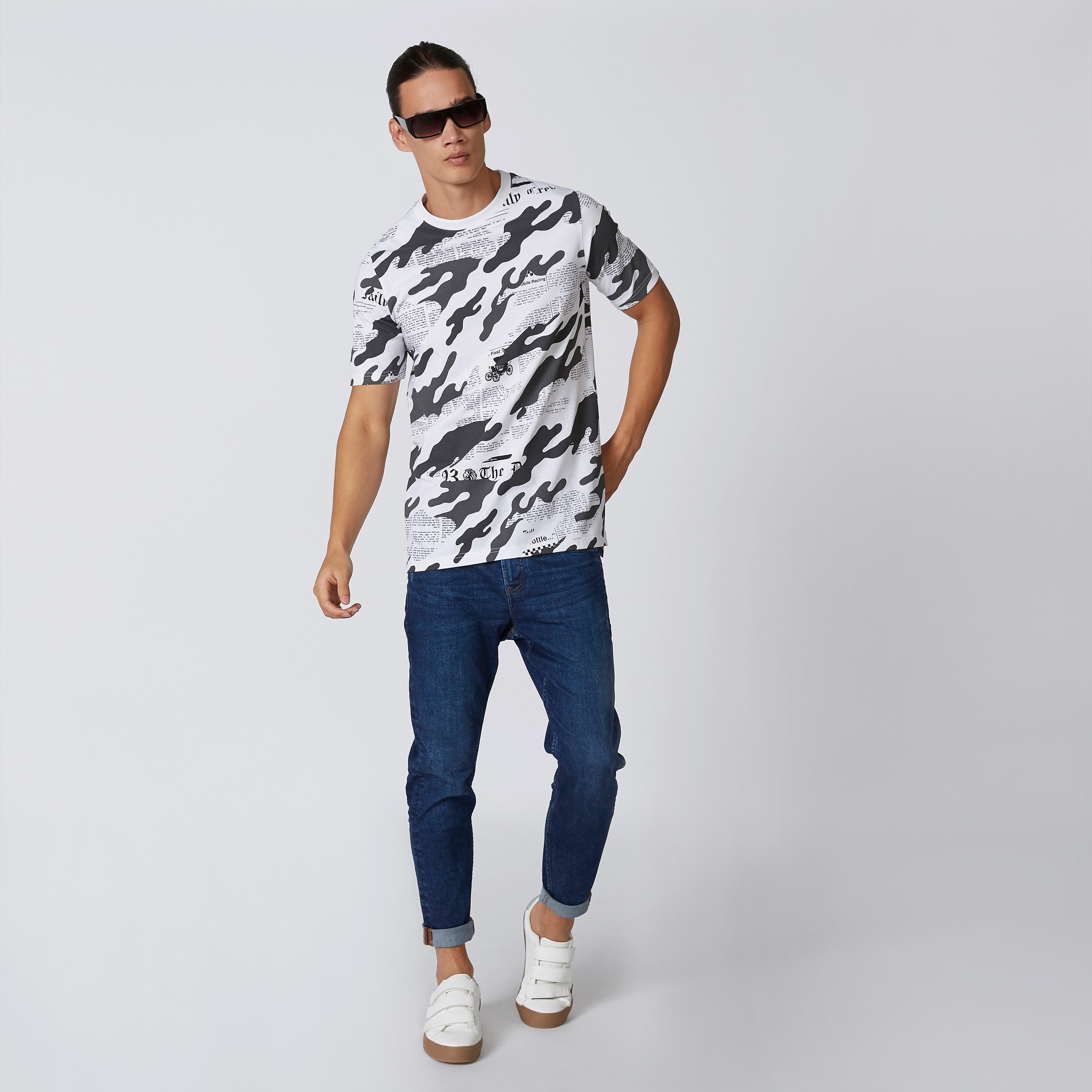 تيشيرت بياقة ضيقة وأكمام قصيرة وطبعات-men-clothing-tshirtsandpolos-tshirts-image-1