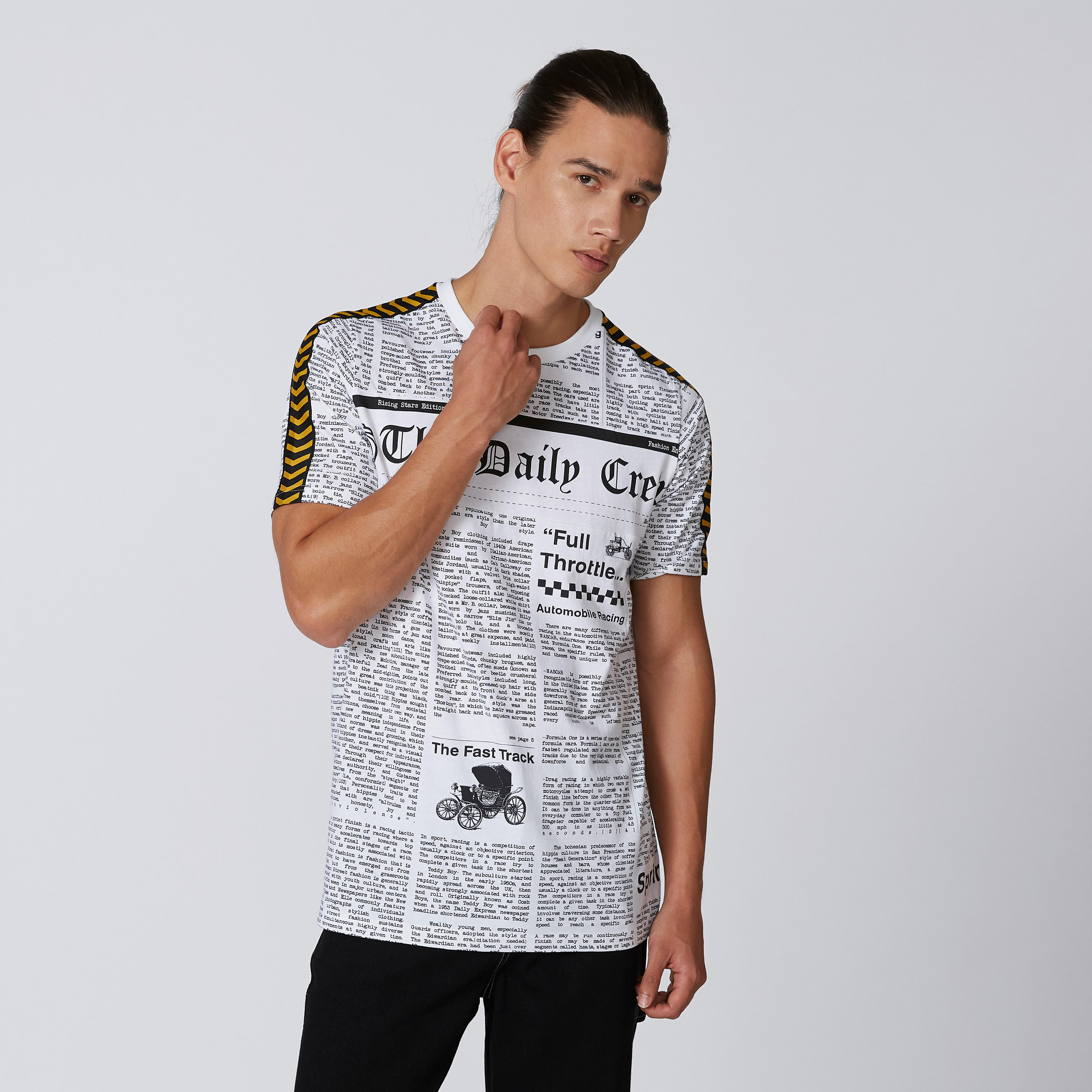 تيشيرت بياقة مستديرة وأكمام قصيرة وشريطة وطبعات-men-clothing-tshirtsandpolos-tshirts-image-1
