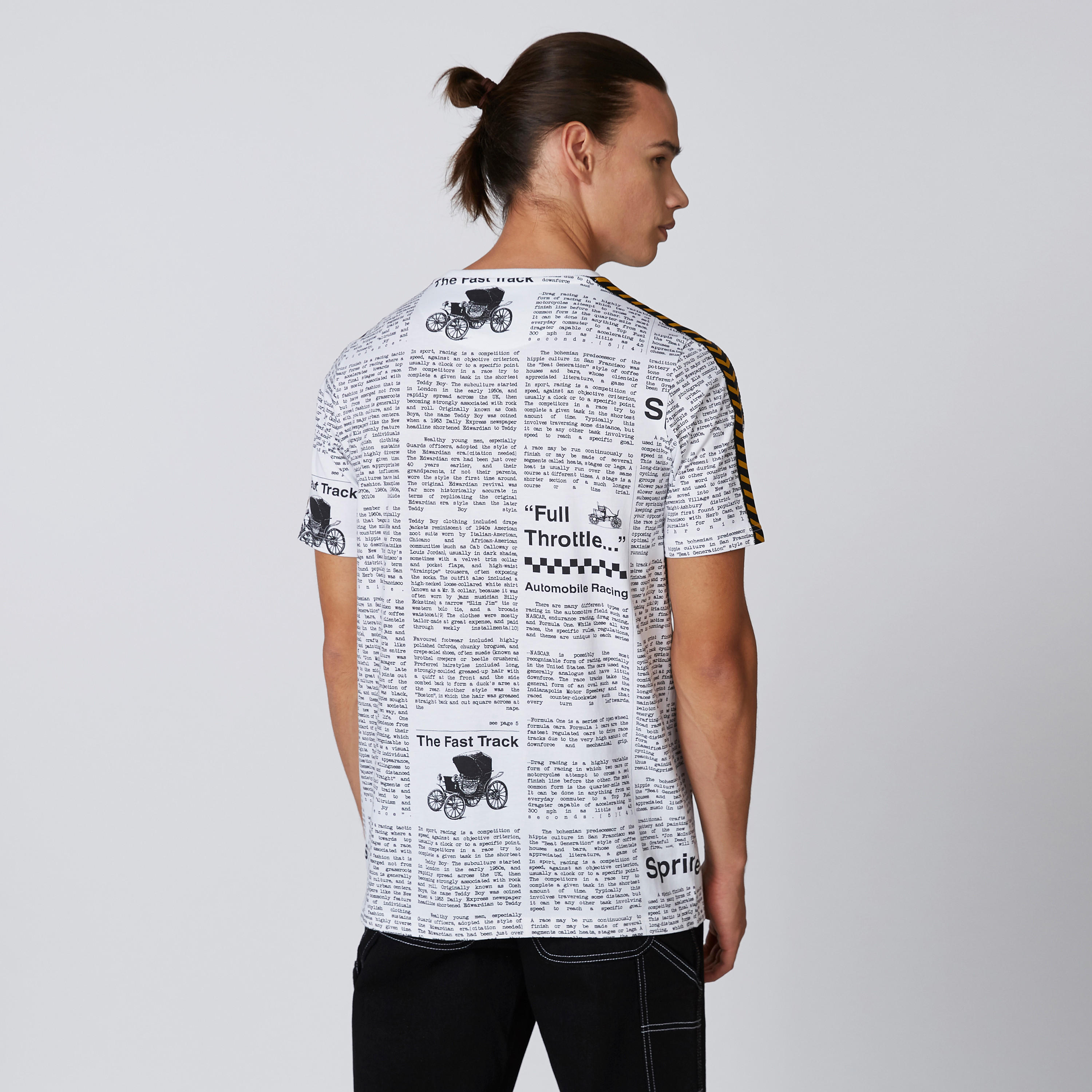 تيشيرت بياقة مستديرة وأكمام قصيرة وشريطة وطبعات-men-clothing-tshirtsandpolos-tshirts-image-2