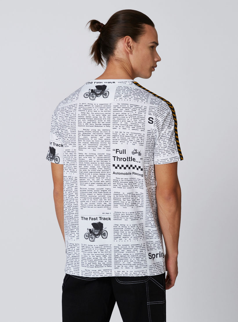 تيشيرت بياقة مستديرة وأكمام قصيرة وشريطة وطبعات-men-clothing-tshirtsandpolos-tshirts-image-2