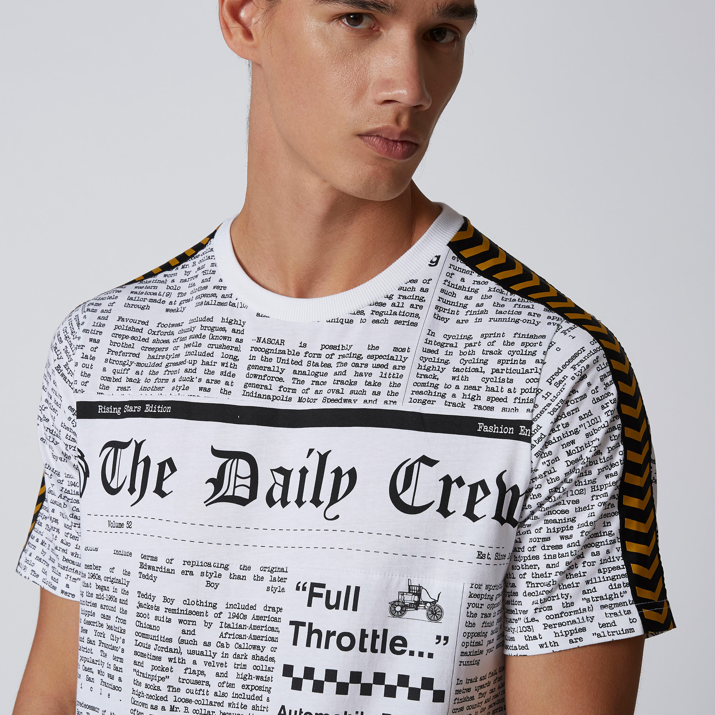 تيشيرت بياقة مستديرة وأكمام قصيرة وشريطة وطبعات-men-clothing-tshirtsandpolos-tshirts-image-3