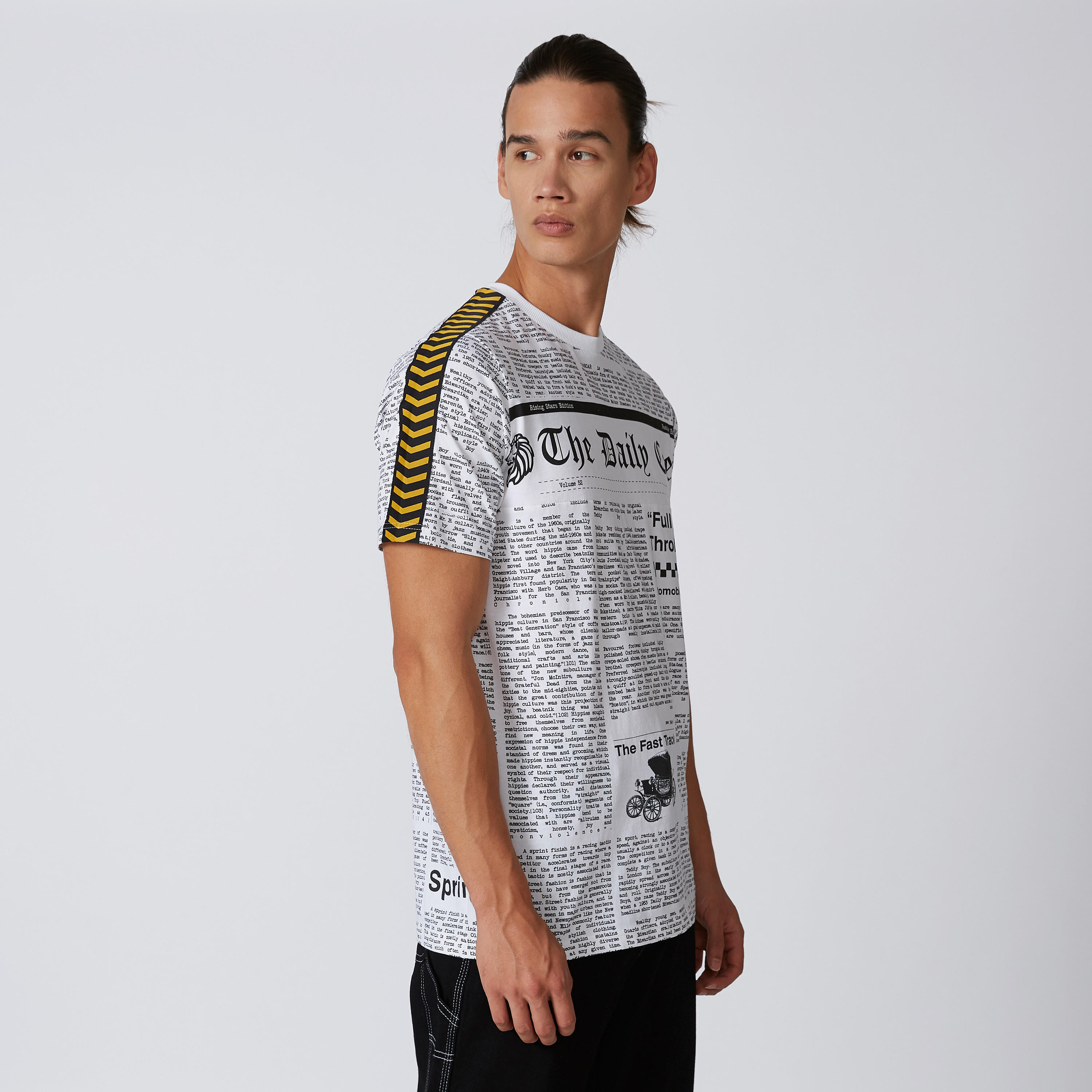 تيشيرت بياقة مستديرة وأكمام قصيرة وشريطة وطبعات-men-clothing-tshirtsandpolos-tshirts-image-4
