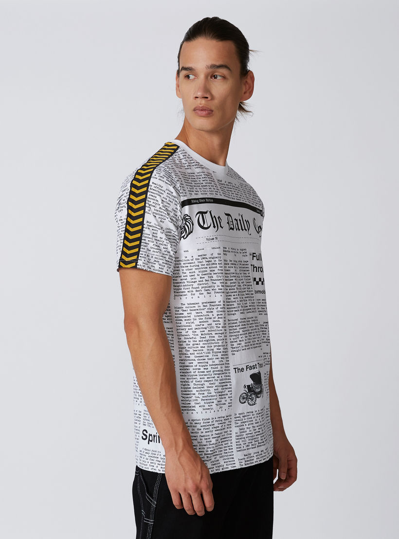تيشيرت بياقة مستديرة وأكمام قصيرة وشريطة وطبعات-men-clothing-tshirtsandpolos-tshirts-image-4