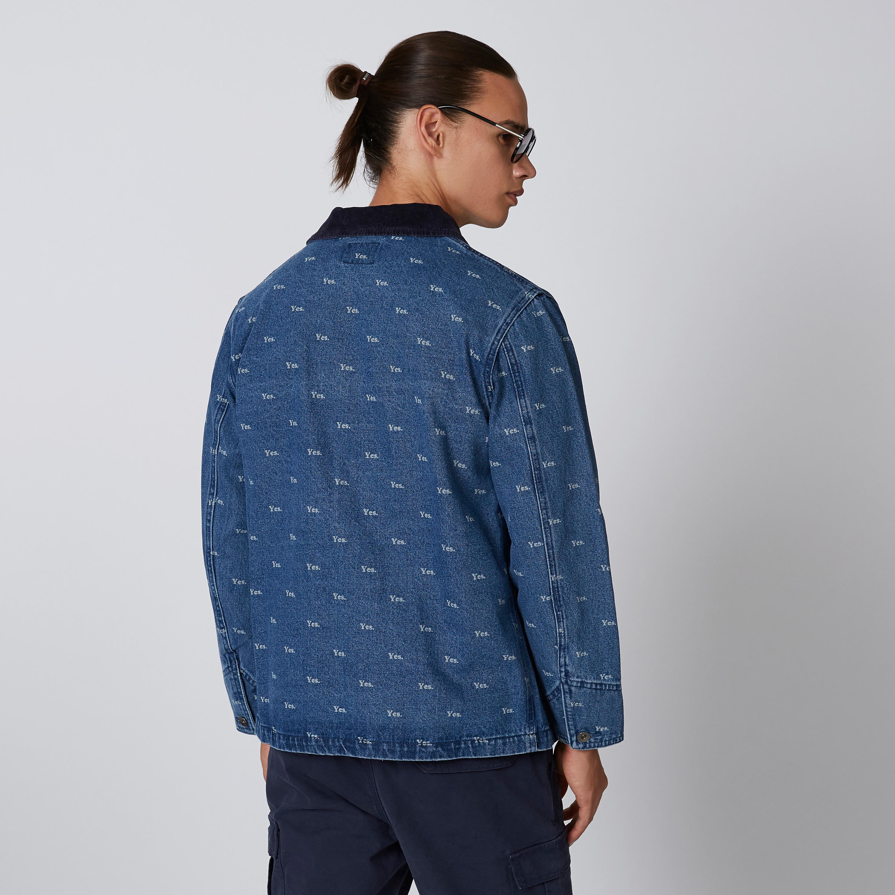 جاكيت دينم بأكمام طويلة وجيوب على الصدر وطبعات-men-clothing-jacketsandblazers-jackets-image-2