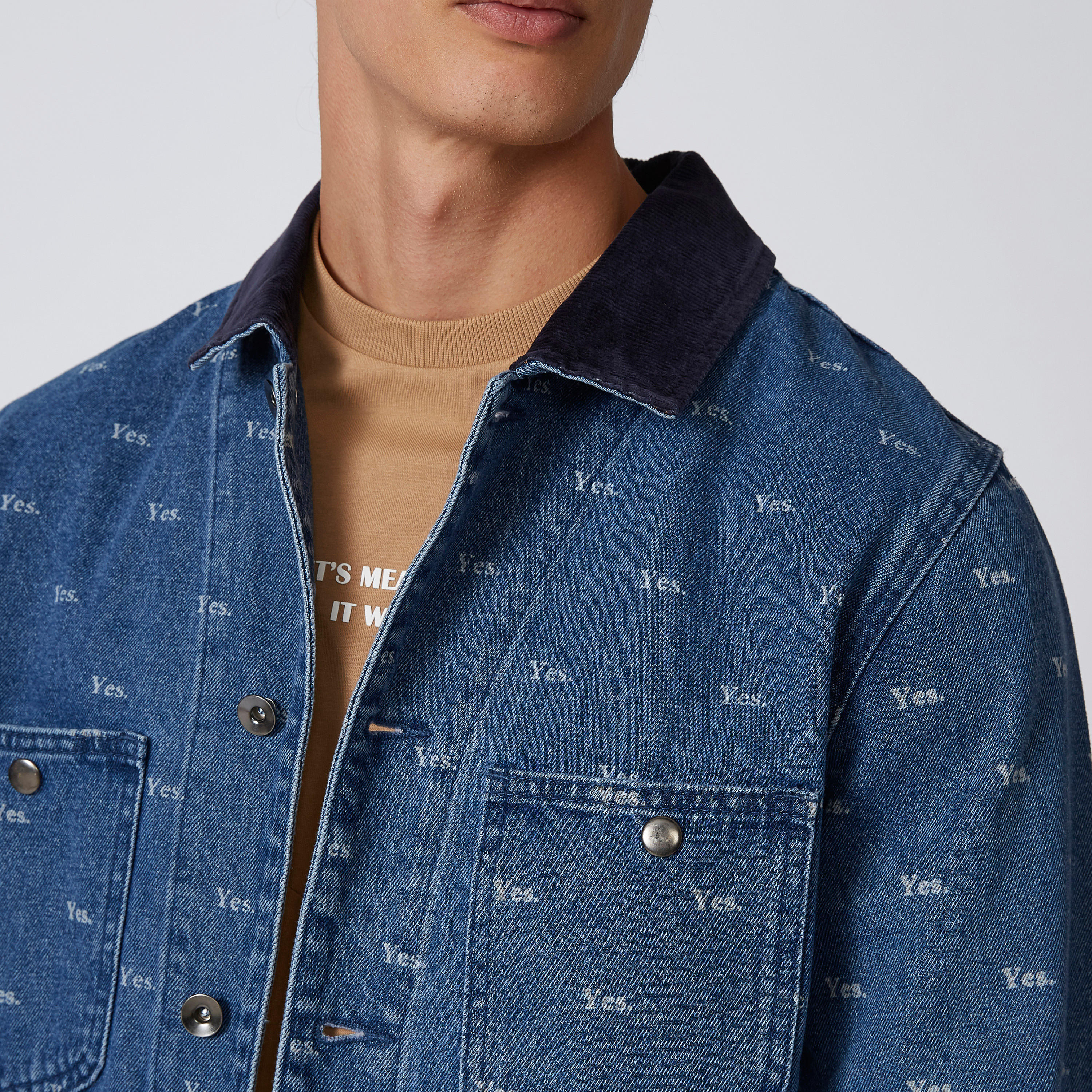جاكيت دينم بأكمام طويلة وجيوب على الصدر وطبعات-men-clothing-jacketsandblazers-jackets-image-4