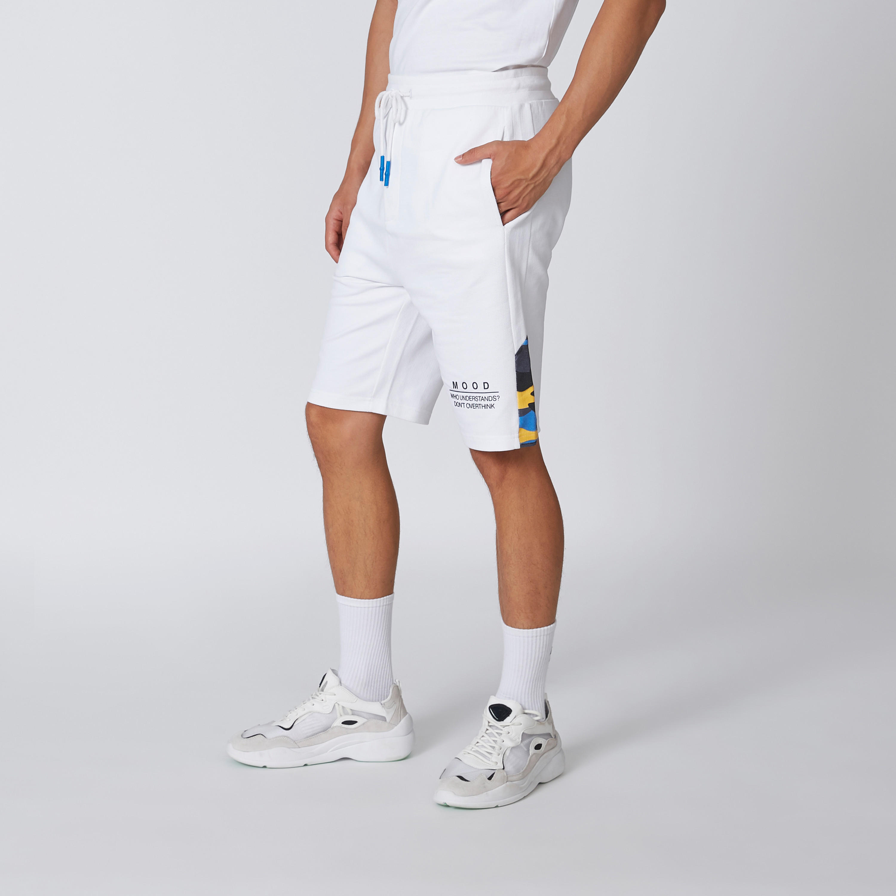 شورت بقصّة سليم ورباط وجيوب وطبعات-men-clothing-bottoms-shorts-image-2