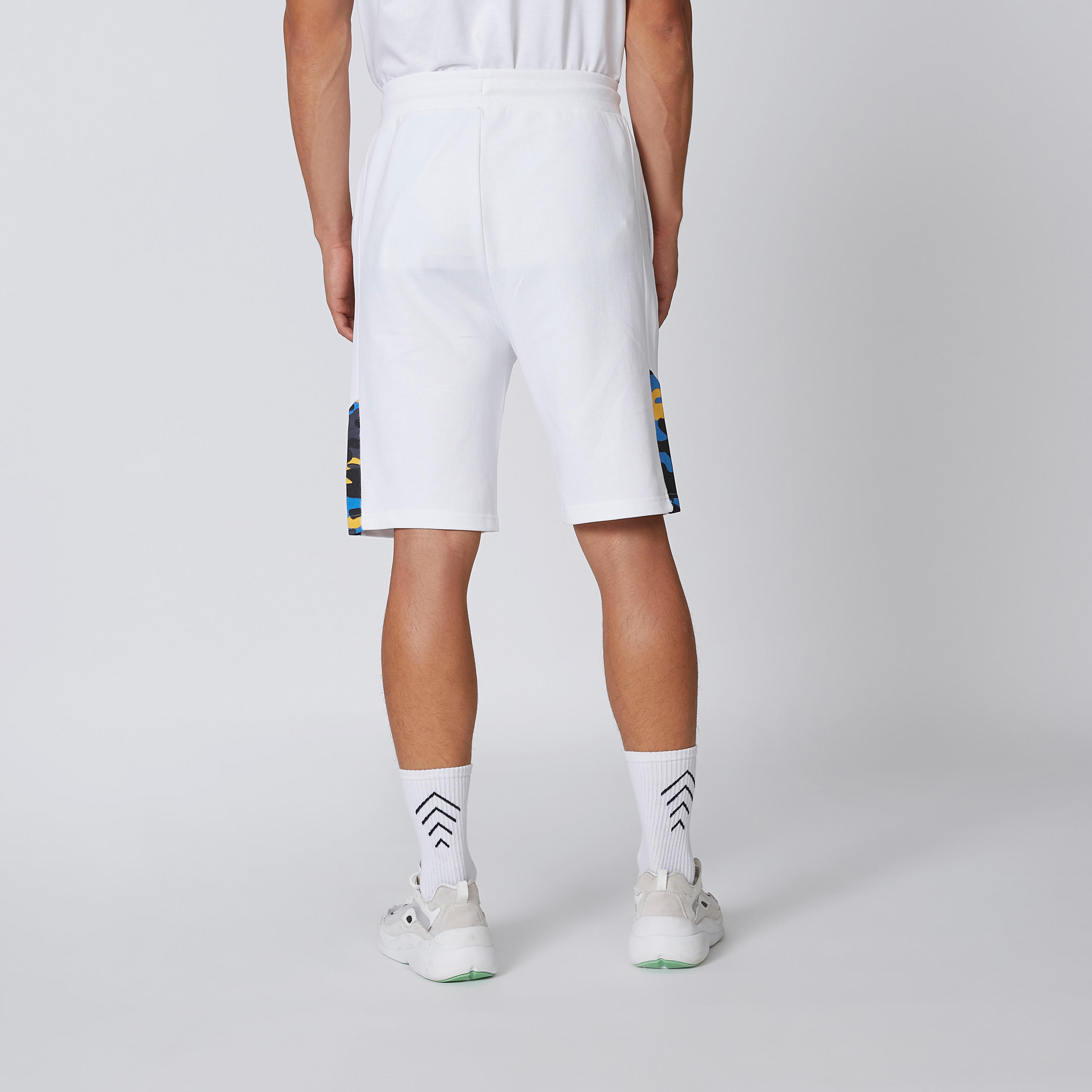 شورت بقصّة سليم ورباط وجيوب وطبعات-men-clothing-bottoms-shorts-image-3