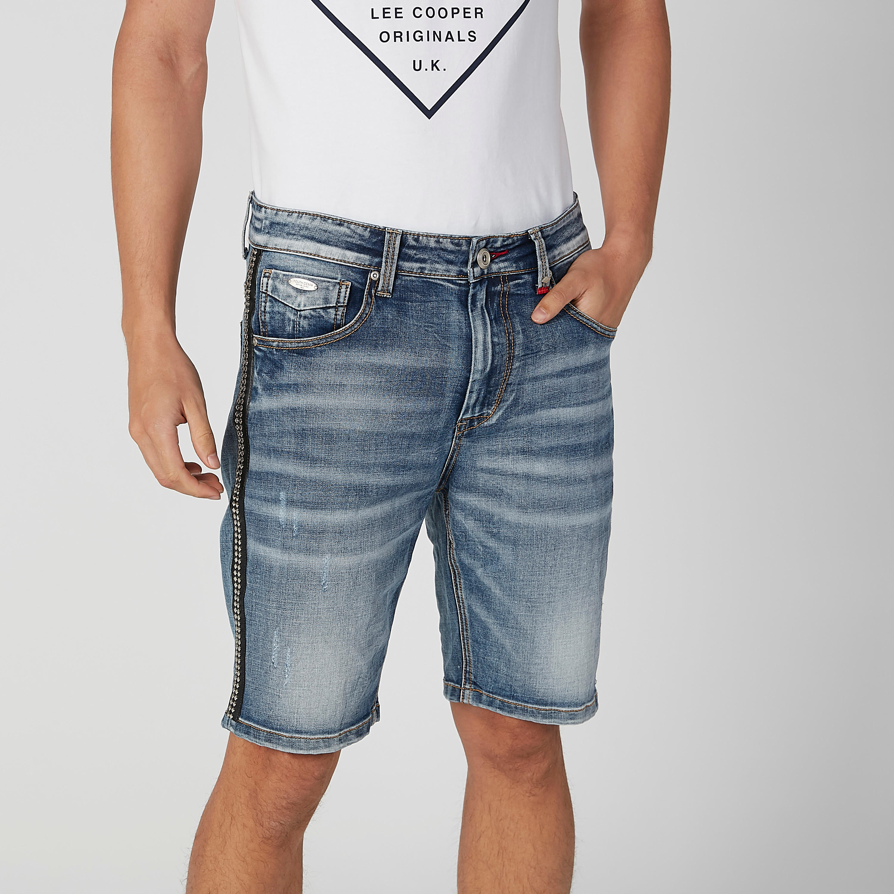 شورت بارز الملمس بخصر متوسط الارتفاع وجيوب وحلقات للحزام-men-clothing-bottoms-shorts-image-1