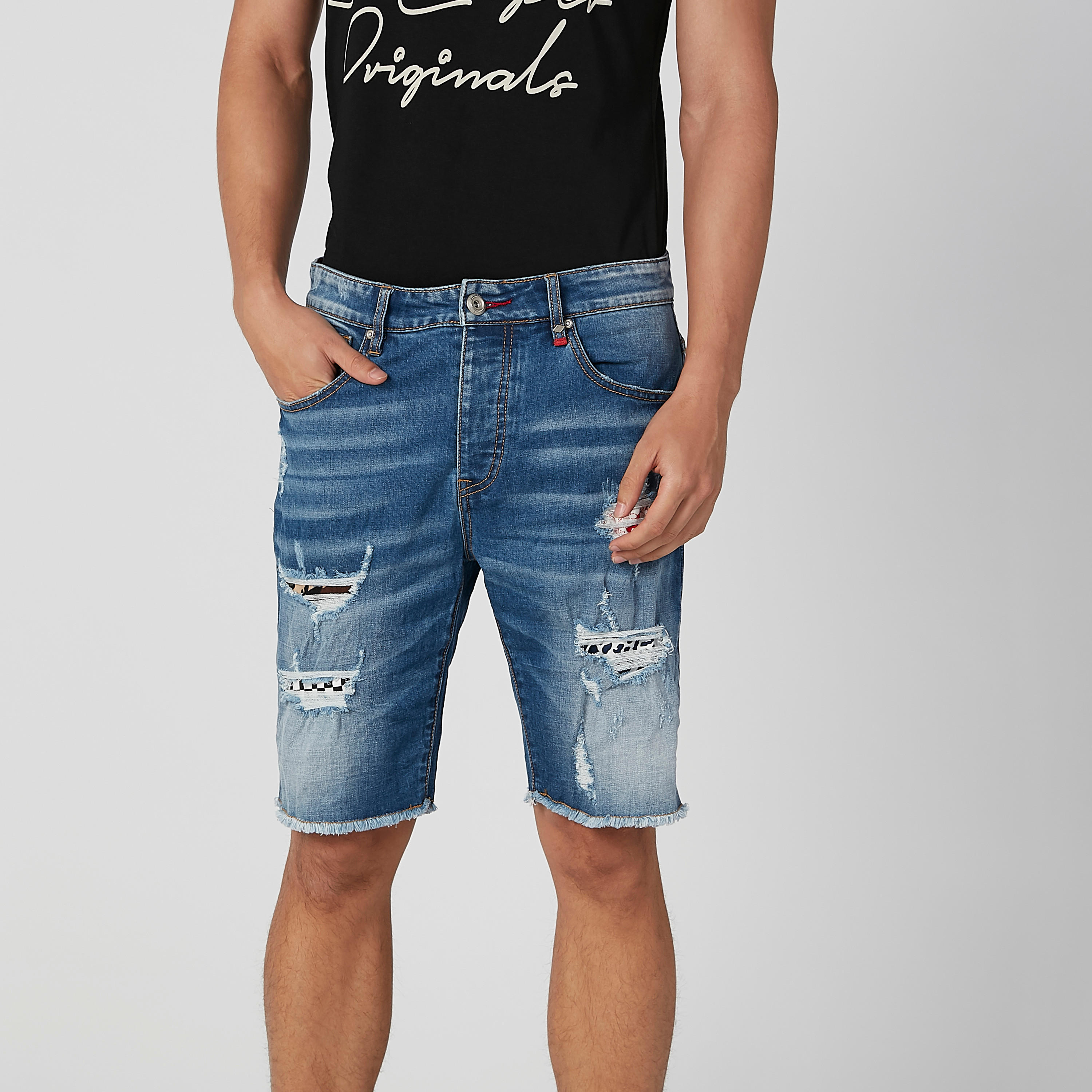 شورت دينم ممزّق بخصر متوسط الارتفاع وجيوب وحلقات للحزام-men-clothing-bottoms-shorts-image-3