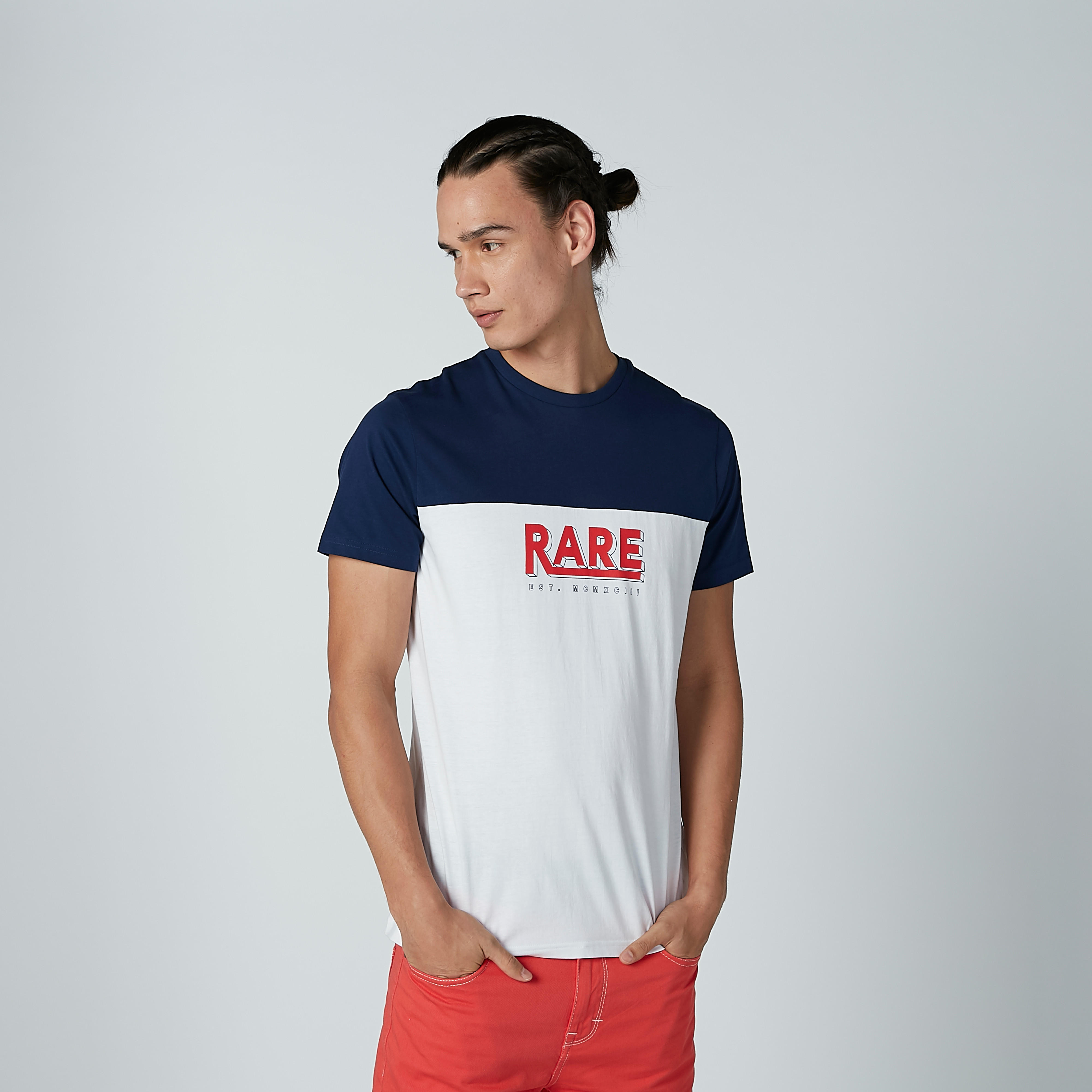 تيشيرت بياقة مستديرة وأكمام قصيرة وطبعات نصيّة-men-clothing-tshirtsandpolos-tshirts-image-1