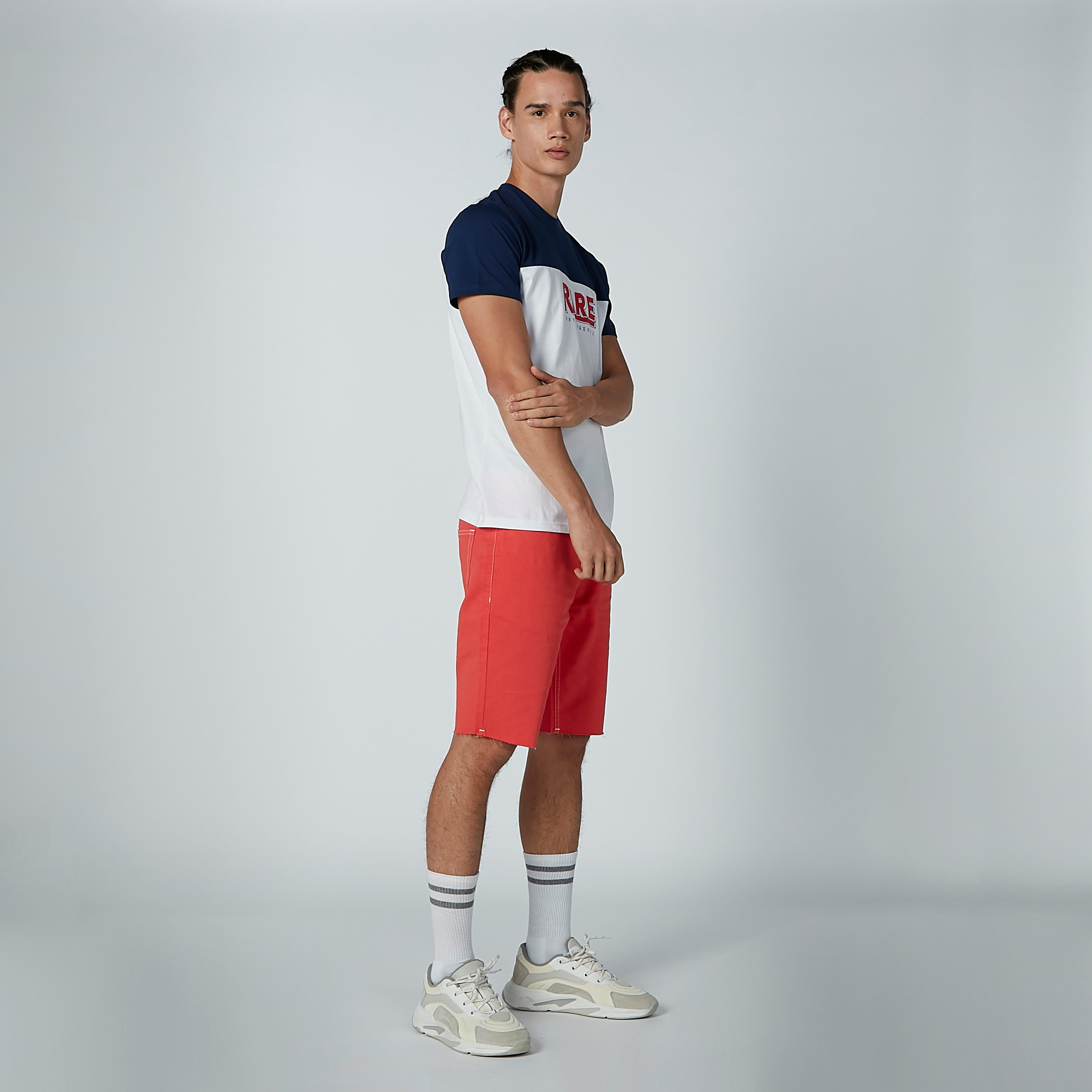 تيشيرت بياقة مستديرة وأكمام قصيرة وطبعات نصيّة-men-clothing-tshirtsandpolos-tshirts-image-2