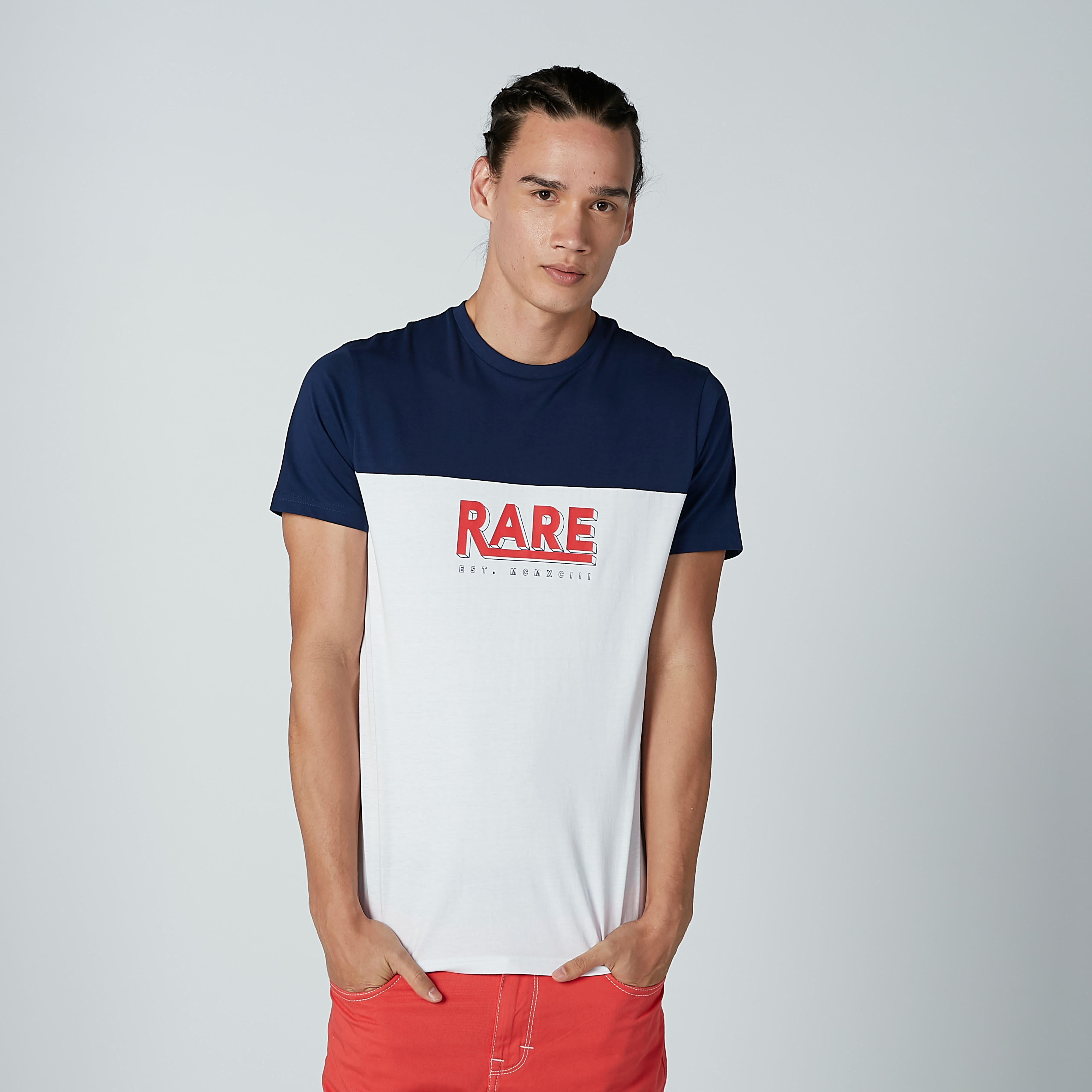 تيشيرت بياقة مستديرة وأكمام قصيرة وطبعات نصيّة-men-clothing-tshirtsandpolos-tshirts-image-4