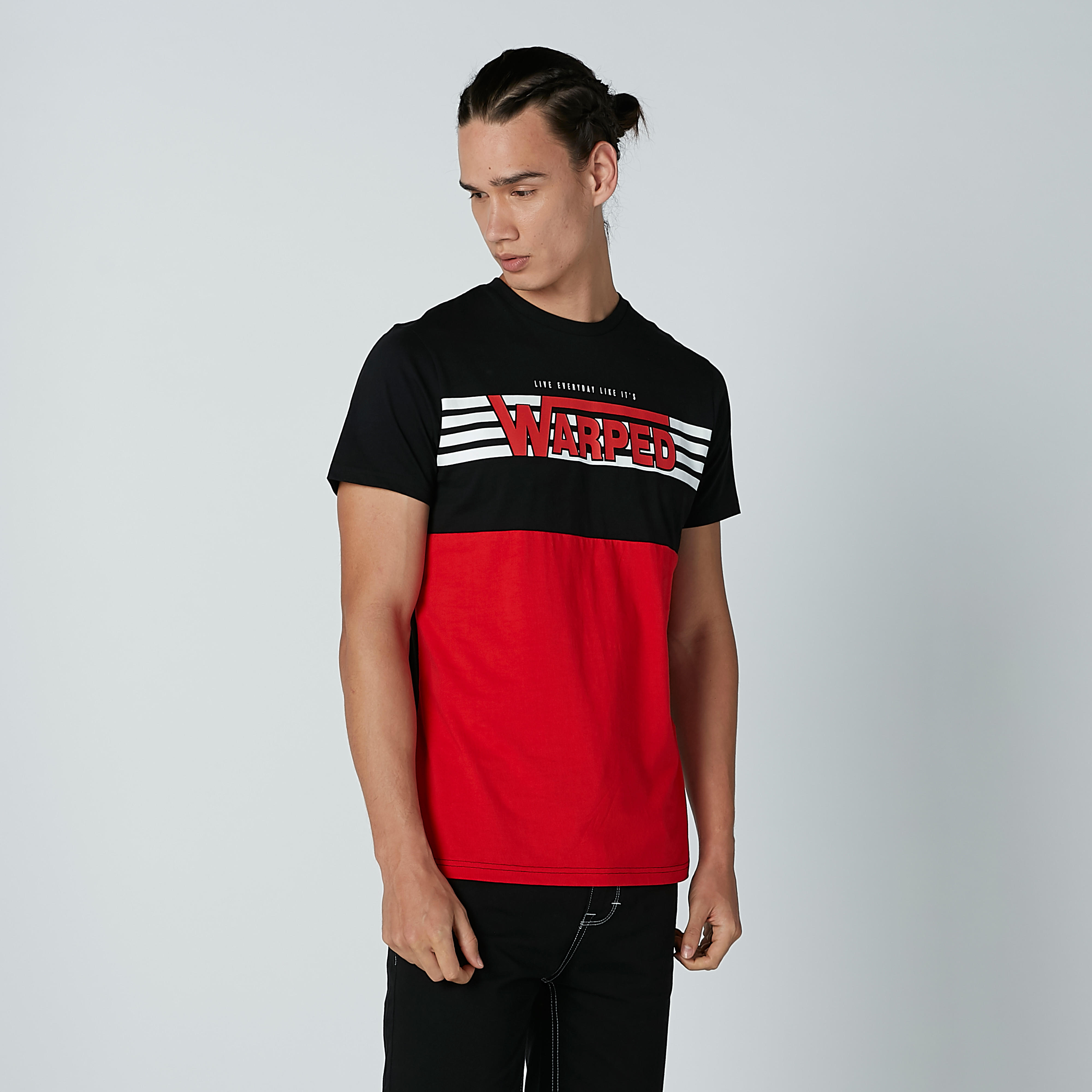 تيشيرت بياقة مستديرة وأكمام قصيرة وطبعات نصيّة-men-clothing-tshirtsandpolos-tshirts-image-1