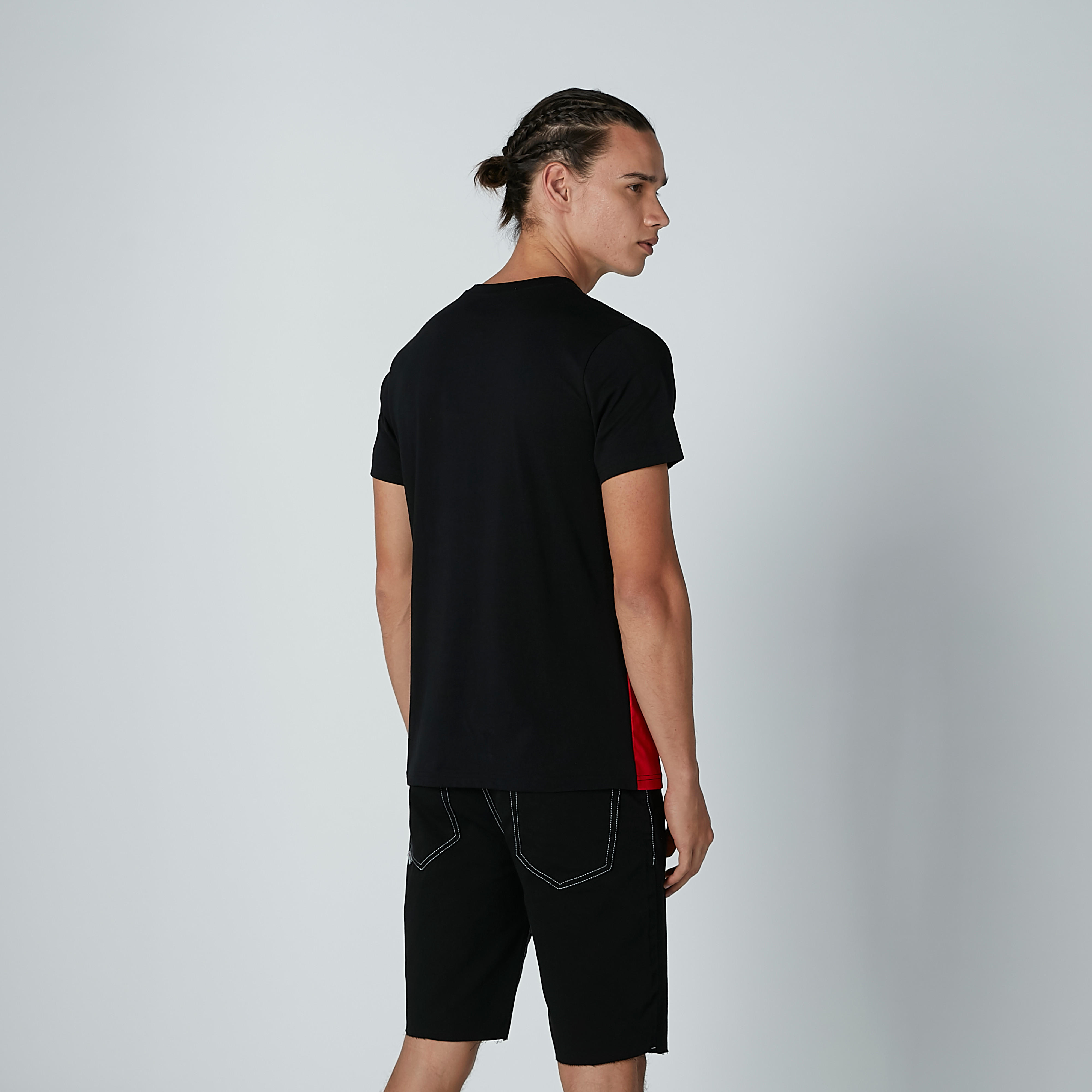 تيشيرت بياقة مستديرة وأكمام قصيرة وطبعات نصيّة-men-clothing-tshirtsandpolos-tshirts-image-3