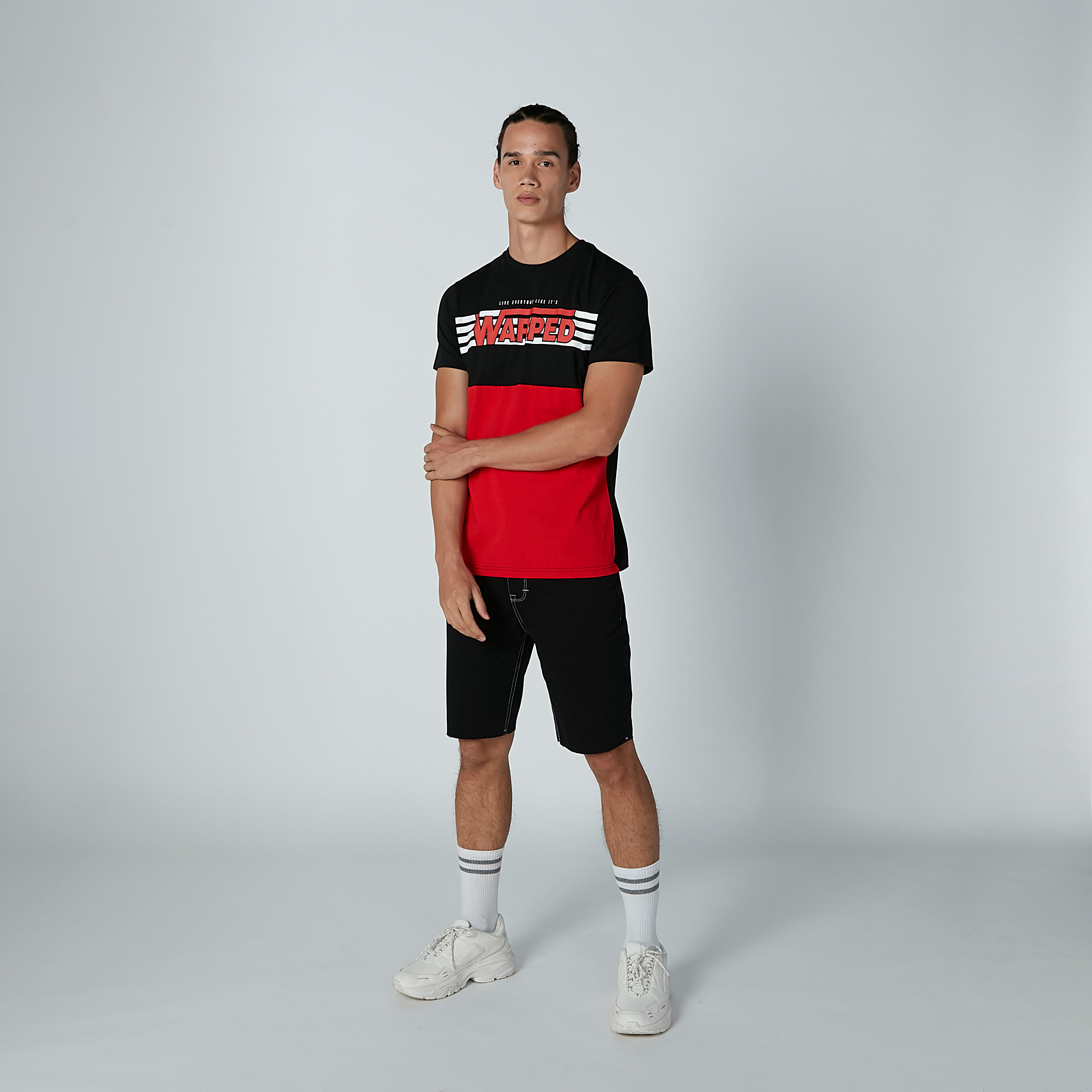 تيشيرت بياقة مستديرة وأكمام قصيرة وطبعات نصيّة-men-clothing-tshirtsandpolos-tshirts-image-2