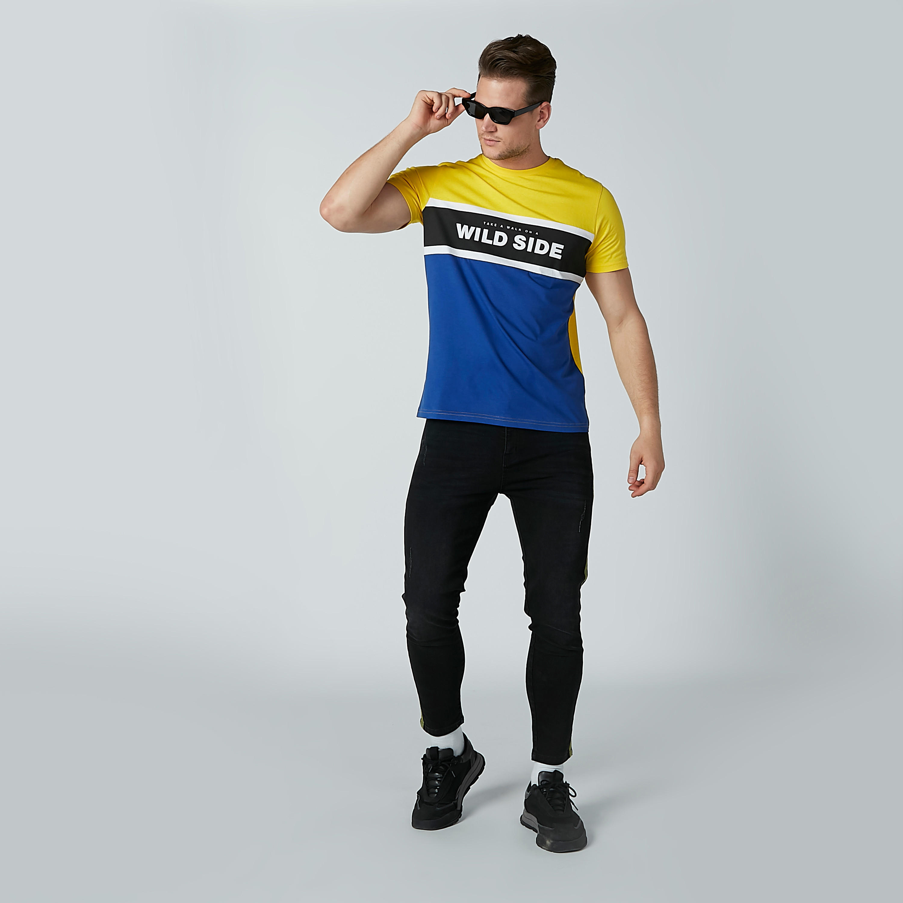 تيشيرت بطبعات وياقة مستديرة وأكمام قصيرة-men-clothing-tshirtsandpolos-tshirts-image-2