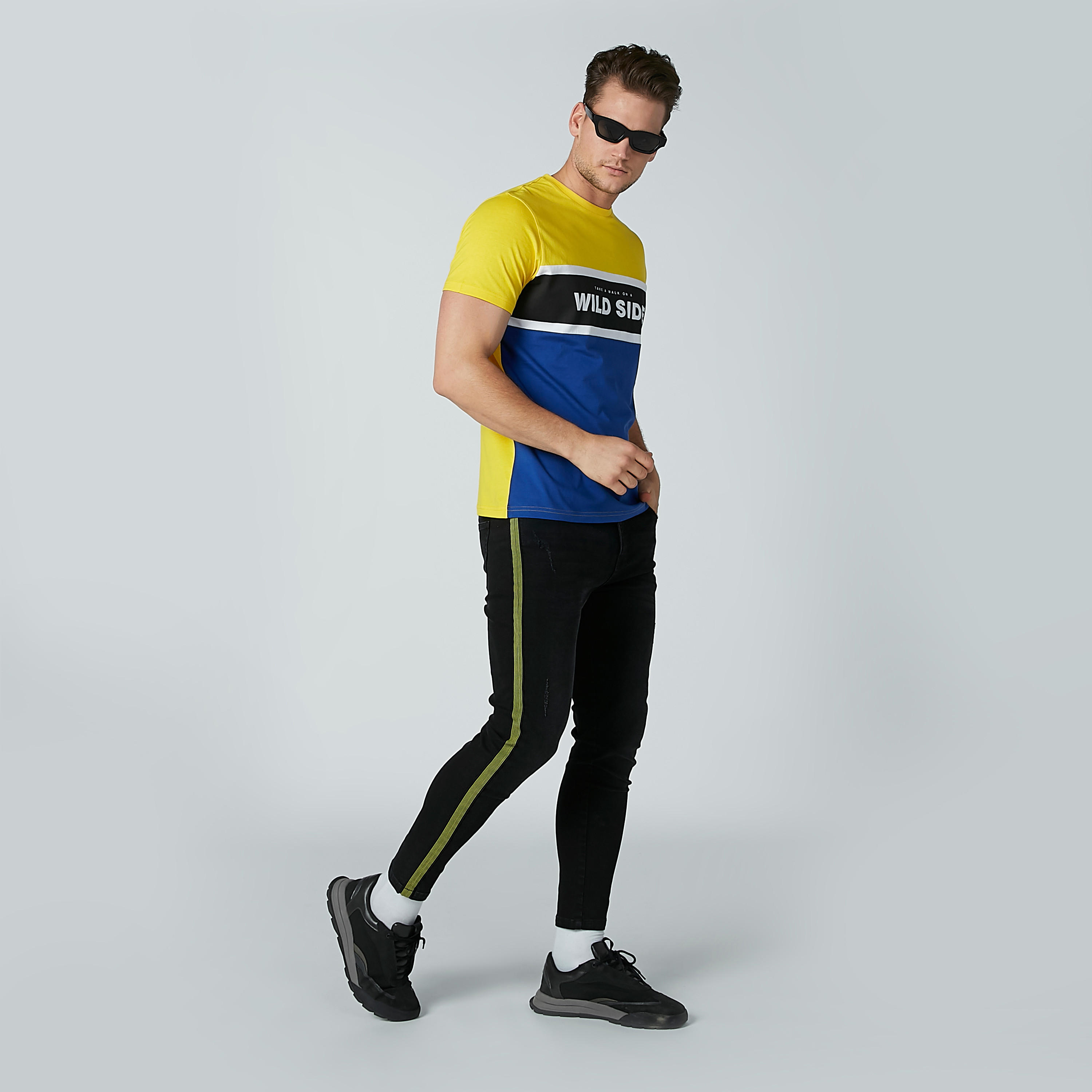 تيشيرت بطبعات وياقة مستديرة وأكمام قصيرة-men-clothing-tshirtsandpolos-tshirts-image-3