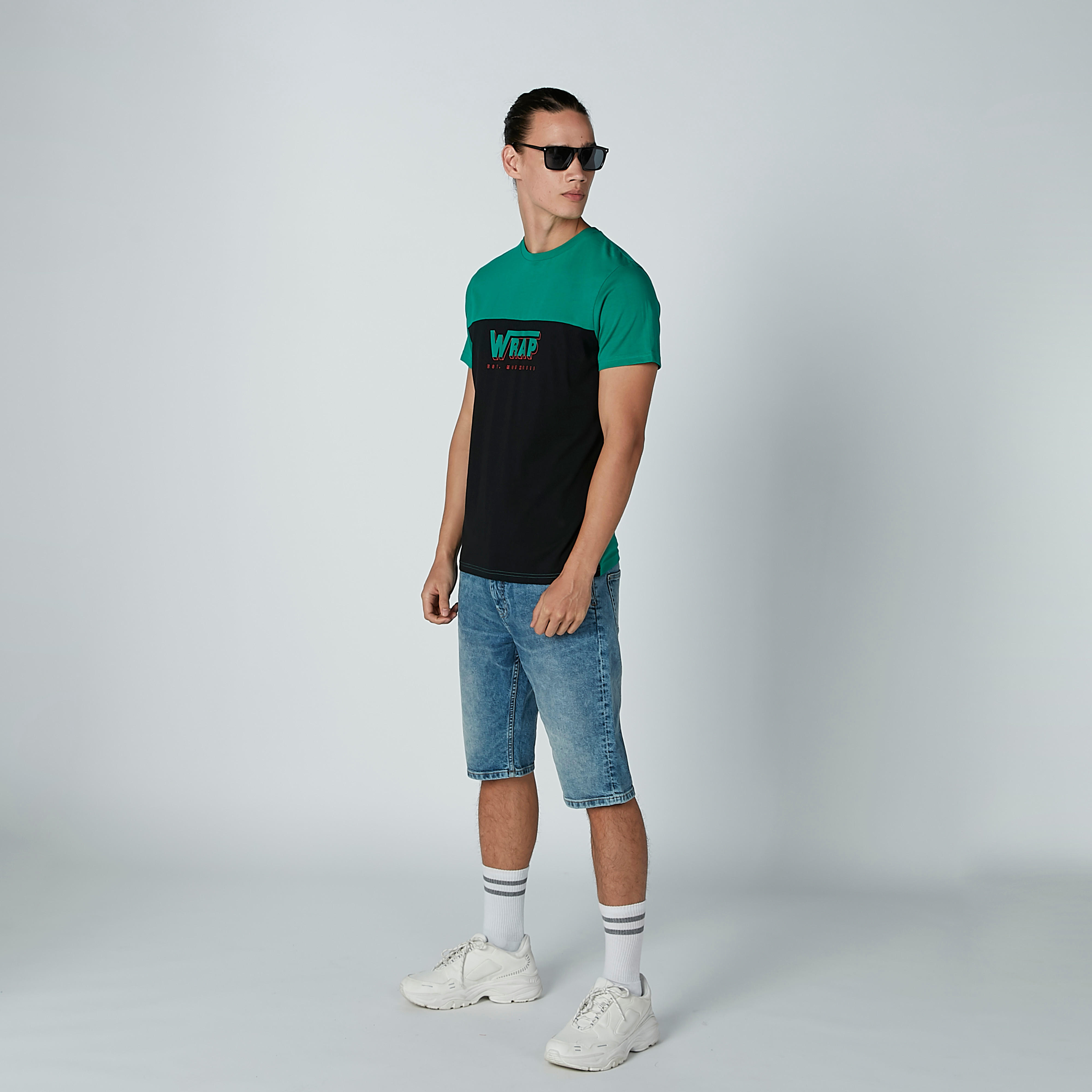 تيشيرت بطبعات وياقة مستديرة وأكمام قصيرة-men-clothing-tshirtsandpolos-tshirts-image-2