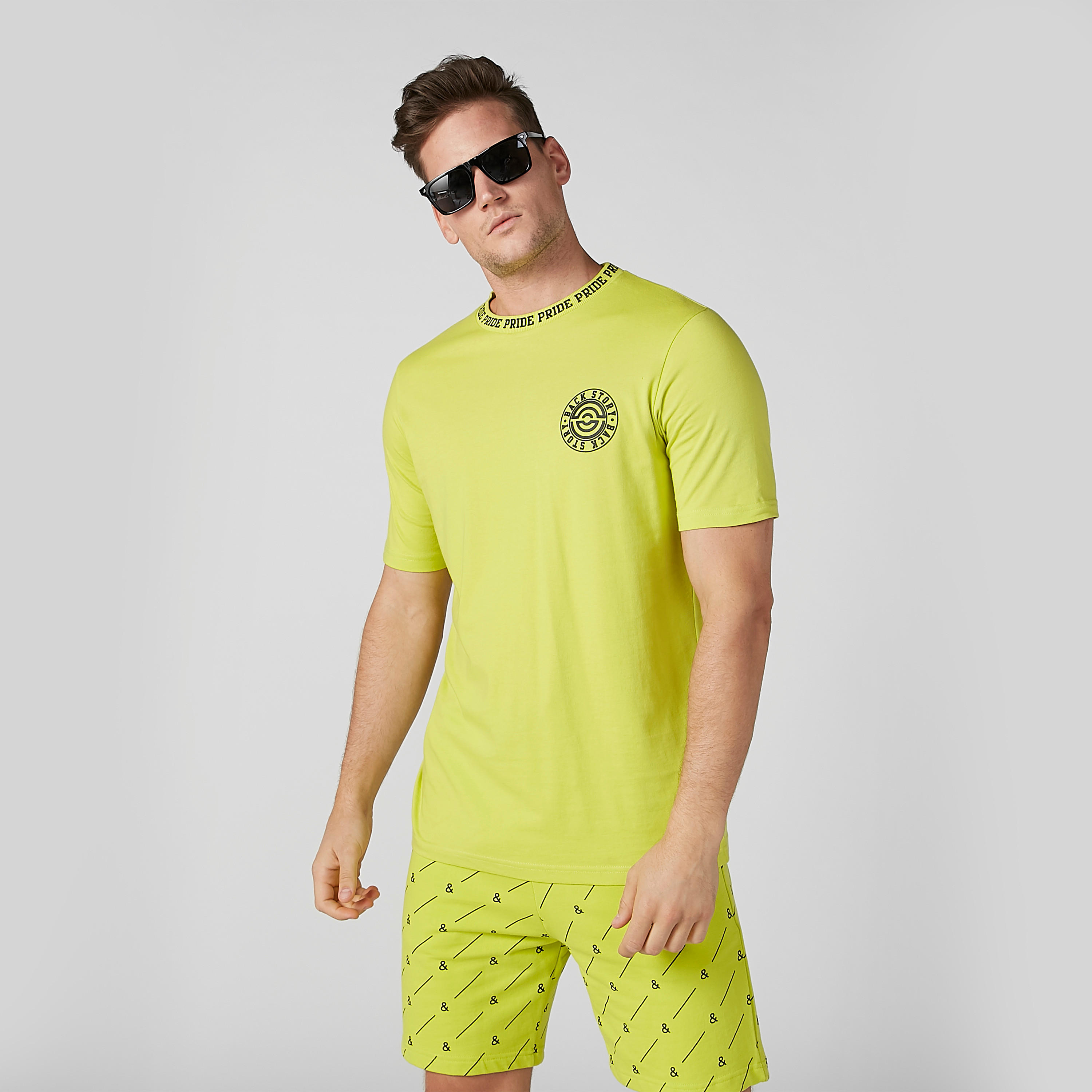 تيشيرت بياقة ضيقة وأكمام قصيرة وطبعات-men-clothing-tshirtsandpolos-tshirts-image-1