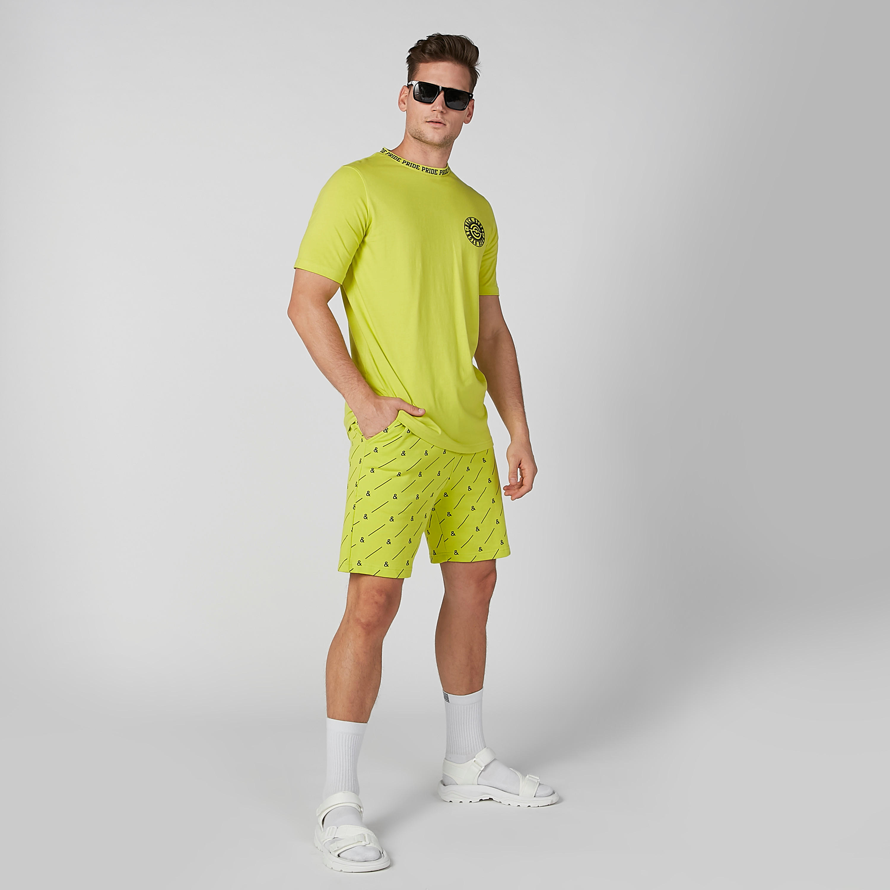 تيشيرت بياقة ضيقة وأكمام قصيرة وطبعات-men-clothing-tshirtsandpolos-tshirts-image-2