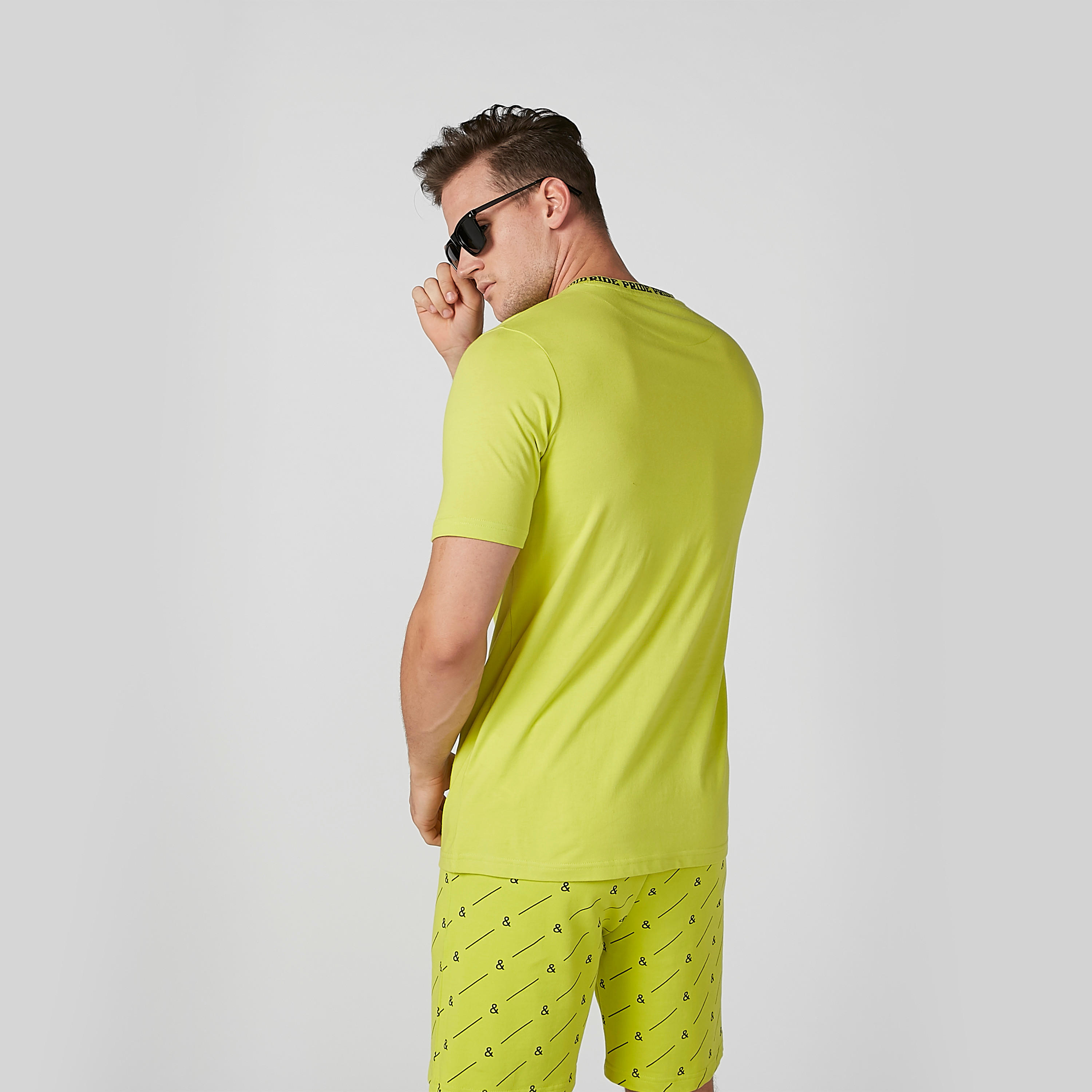 تيشيرت بياقة ضيقة وأكمام قصيرة وطبعات-men-clothing-tshirtsandpolos-tshirts-image-3