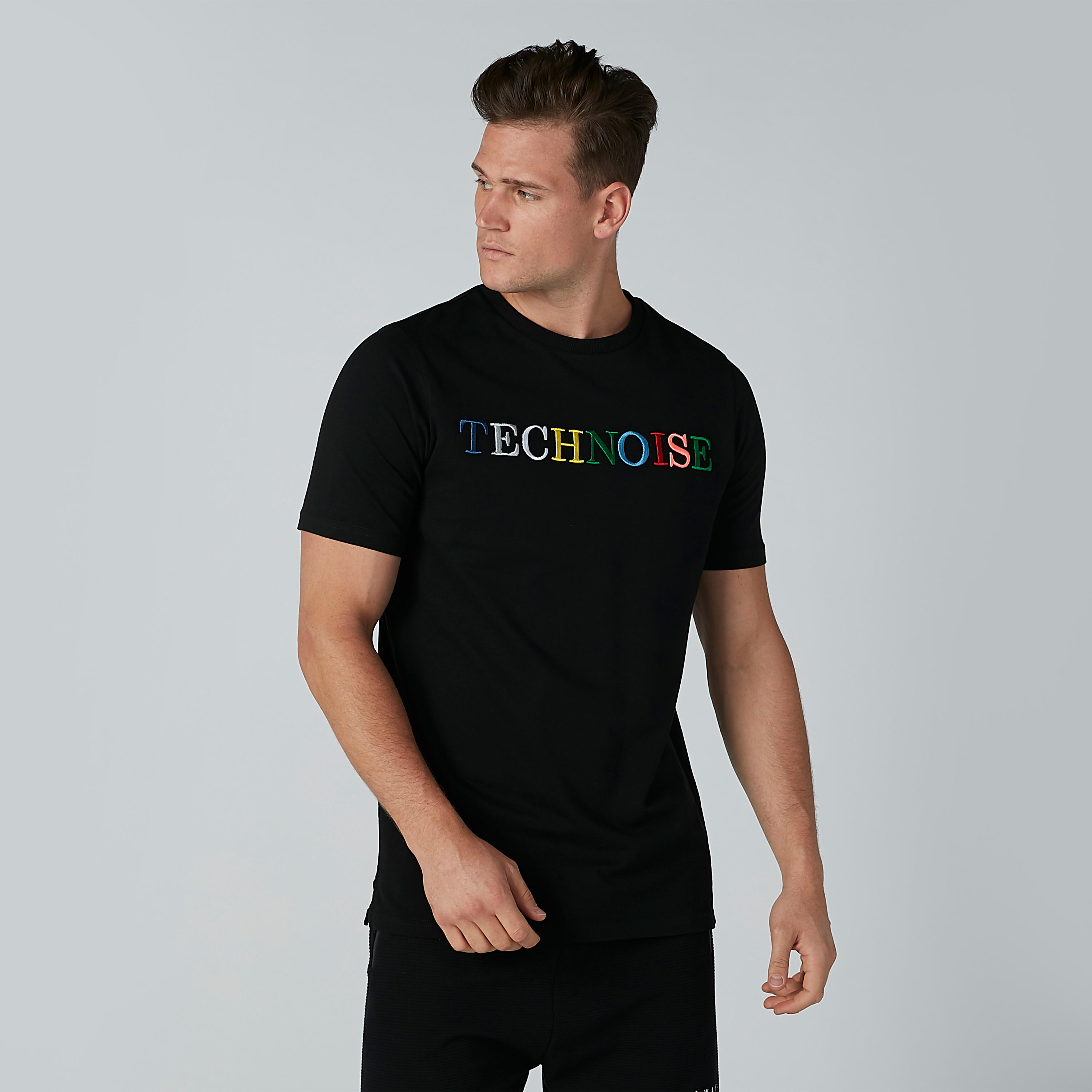 تيشيرت مستدام مطرّز بقصّة سليم وياقة مستديرة-men-clothing-tshirtsandpolos-tshirts-image-5