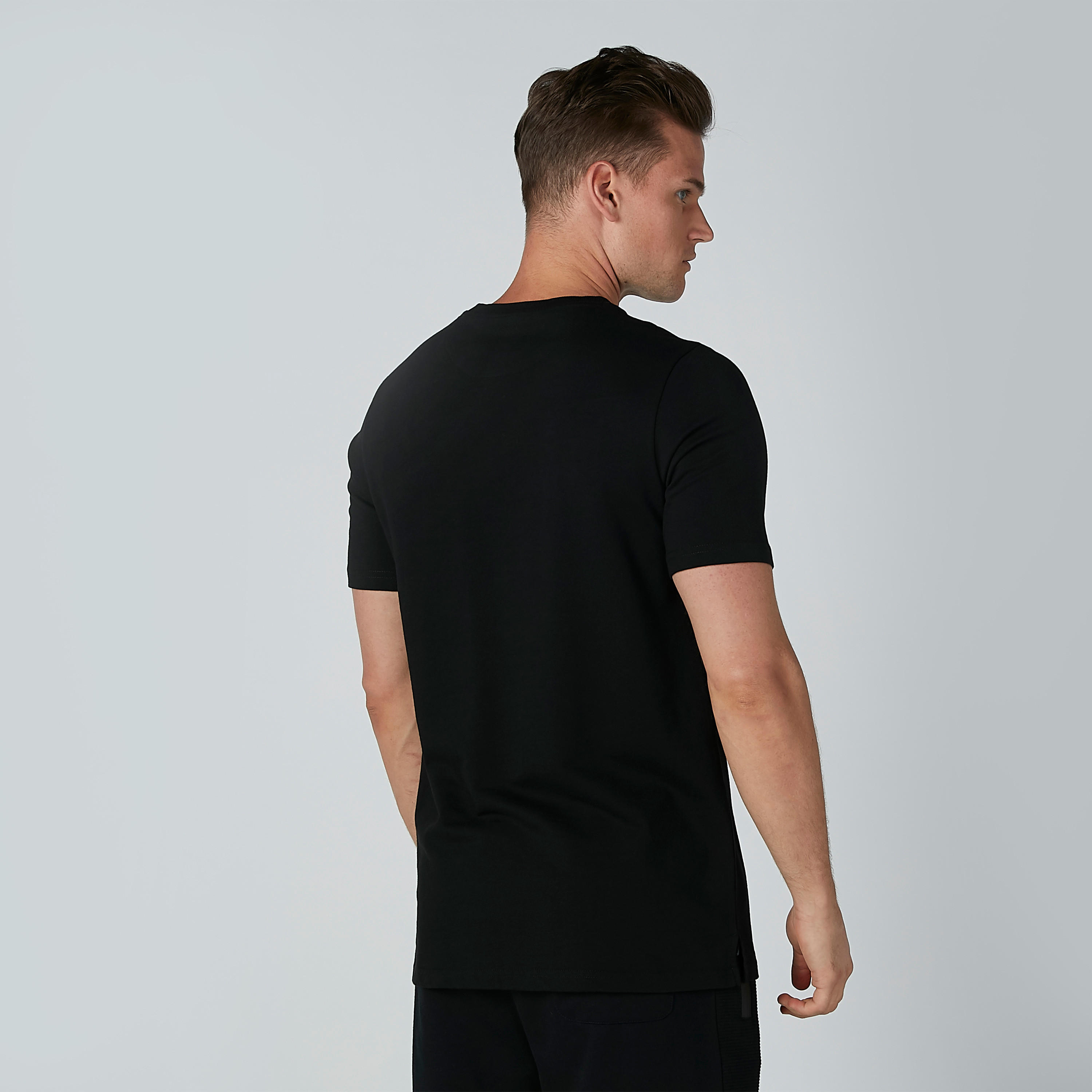 تيشيرت مستدام مطرّز بقصّة سليم وياقة مستديرة-men-clothing-tshirtsandpolos-tshirts-image-8