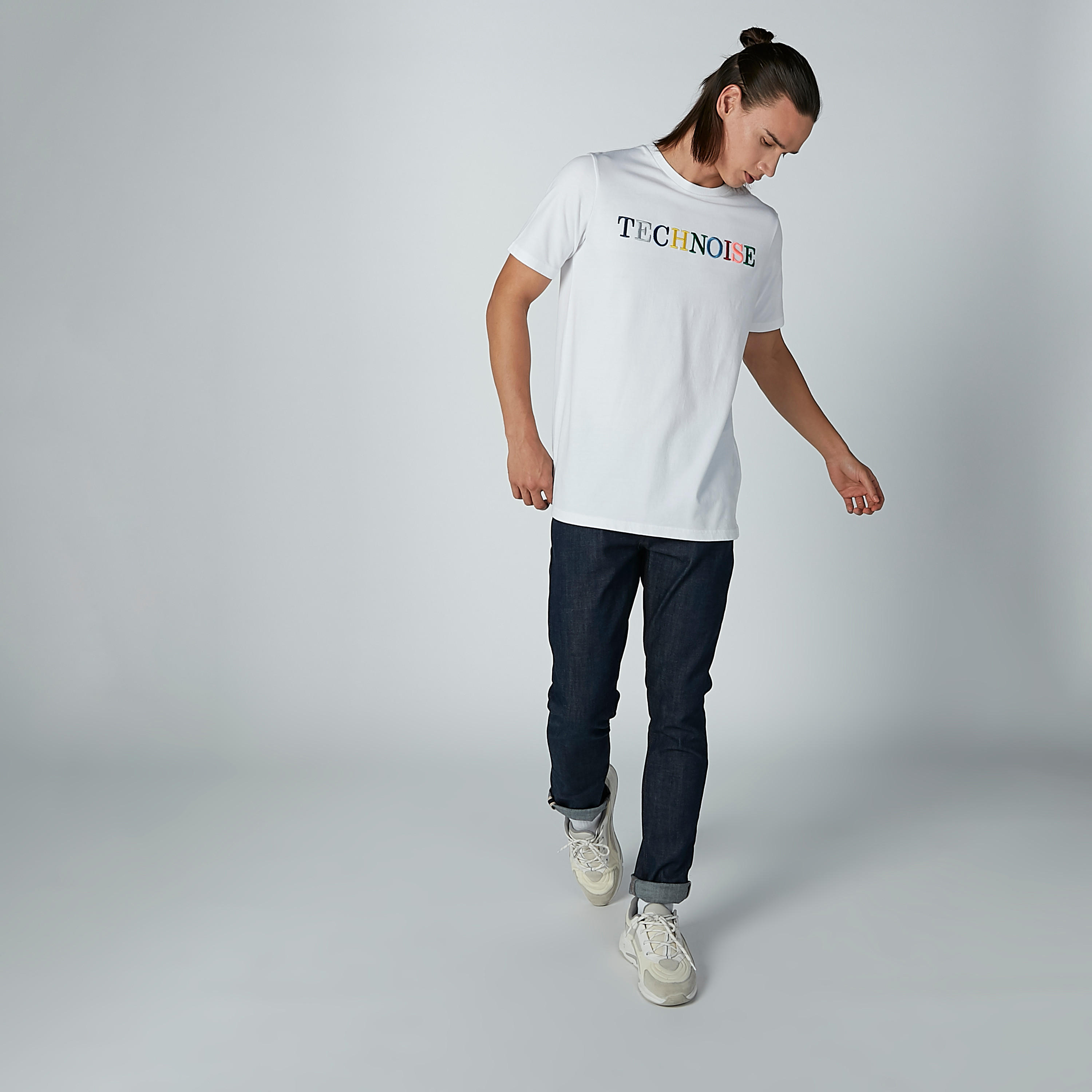 تيشيرت مستدام مطرّز بقصّة سليم وياقة مستديرة-men-clothing-tshirtsandpolos-tshirts-image-1