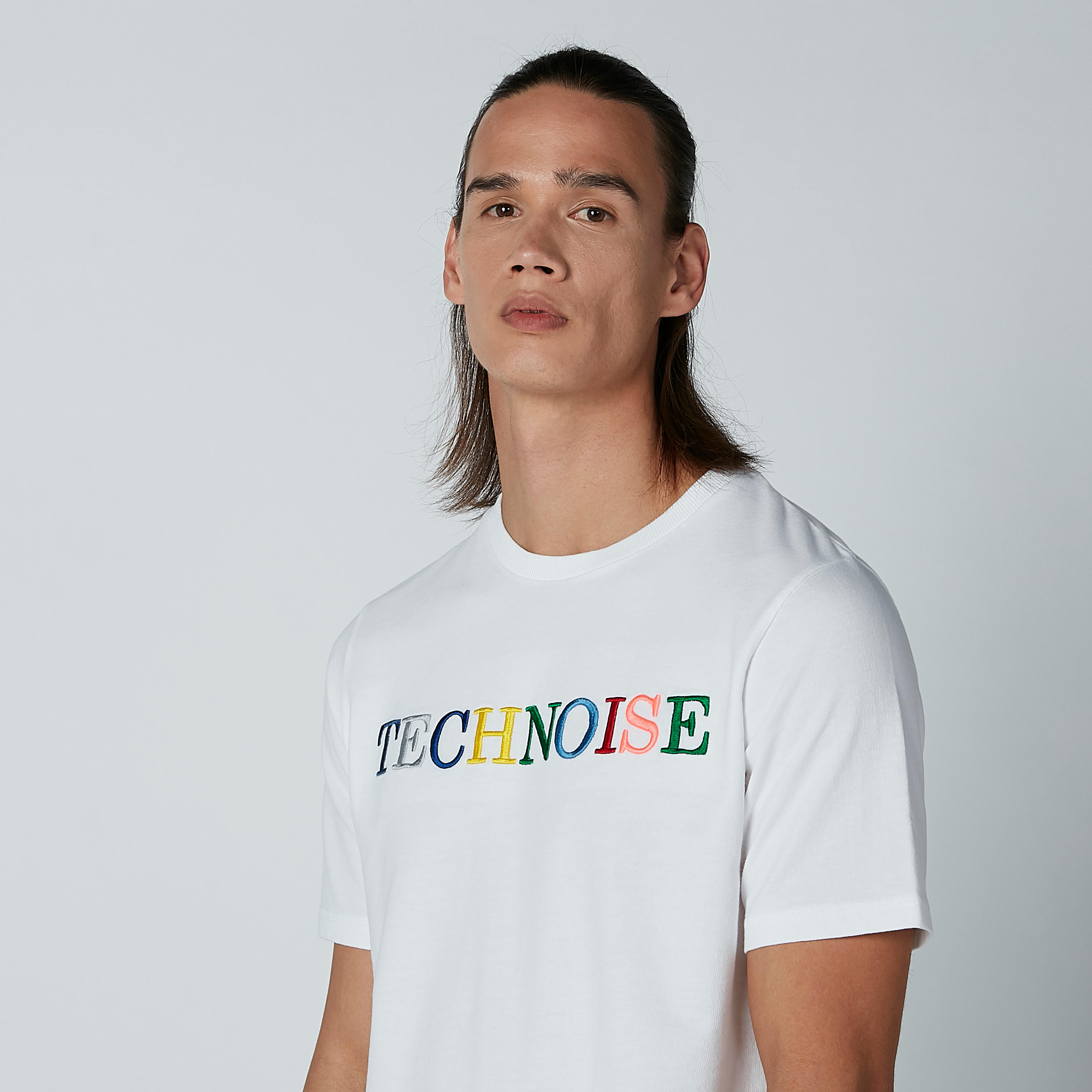 تيشيرت مستدام مطرّز بقصّة سليم وياقة مستديرة-men-clothing-tshirtsandpolos-tshirts-image-2