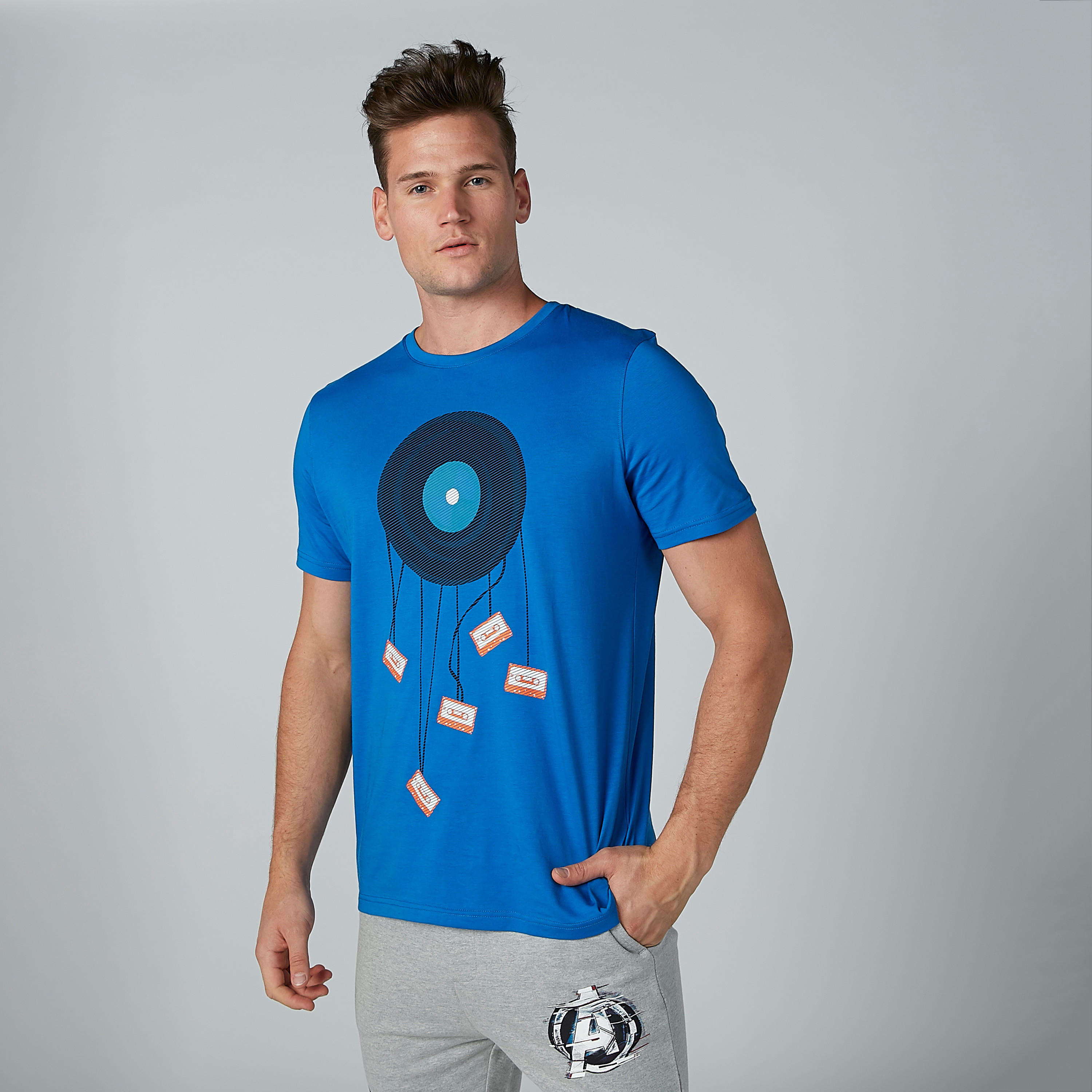 تيشيرت مستدام بياقة مستديرة وأكمام قصيرة وطبعات-men-clothing-tshirtsandpolos-tshirts-image-1