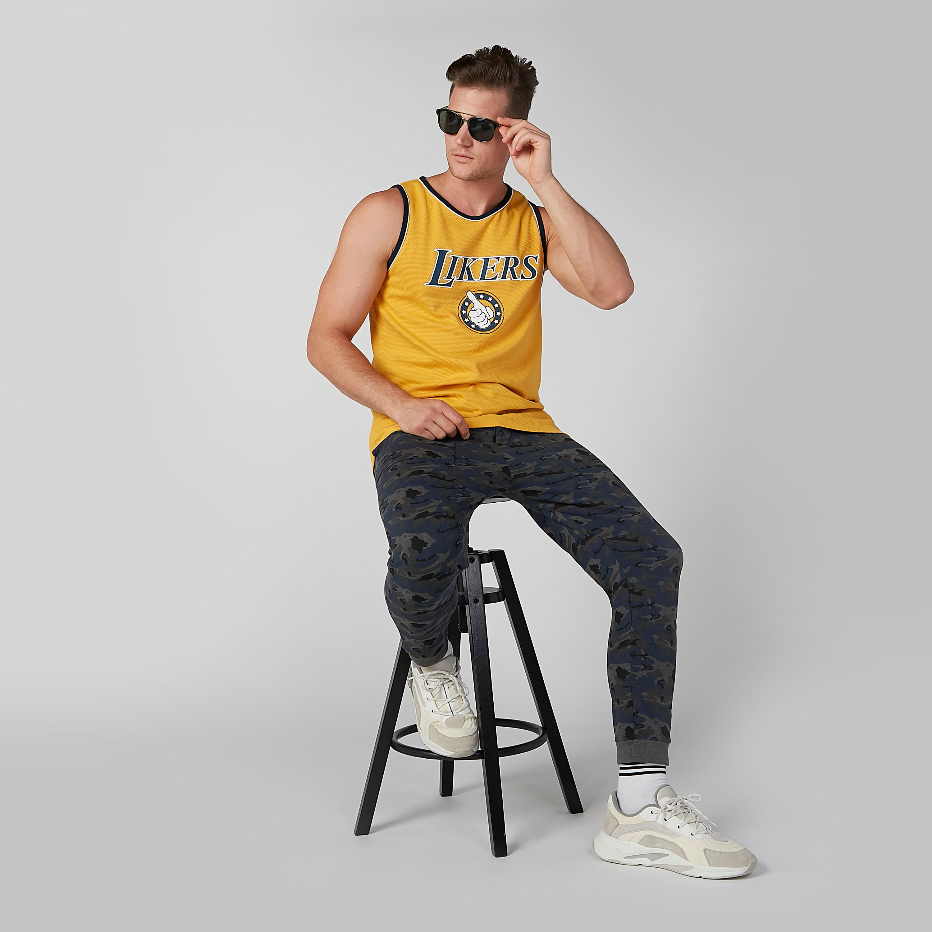 تيشيرت مستدام دون أكمام بقصّة سليم وياقة مستديرة وطبعات -men-clothing-tshirtsandpolos-tshirts-image-1