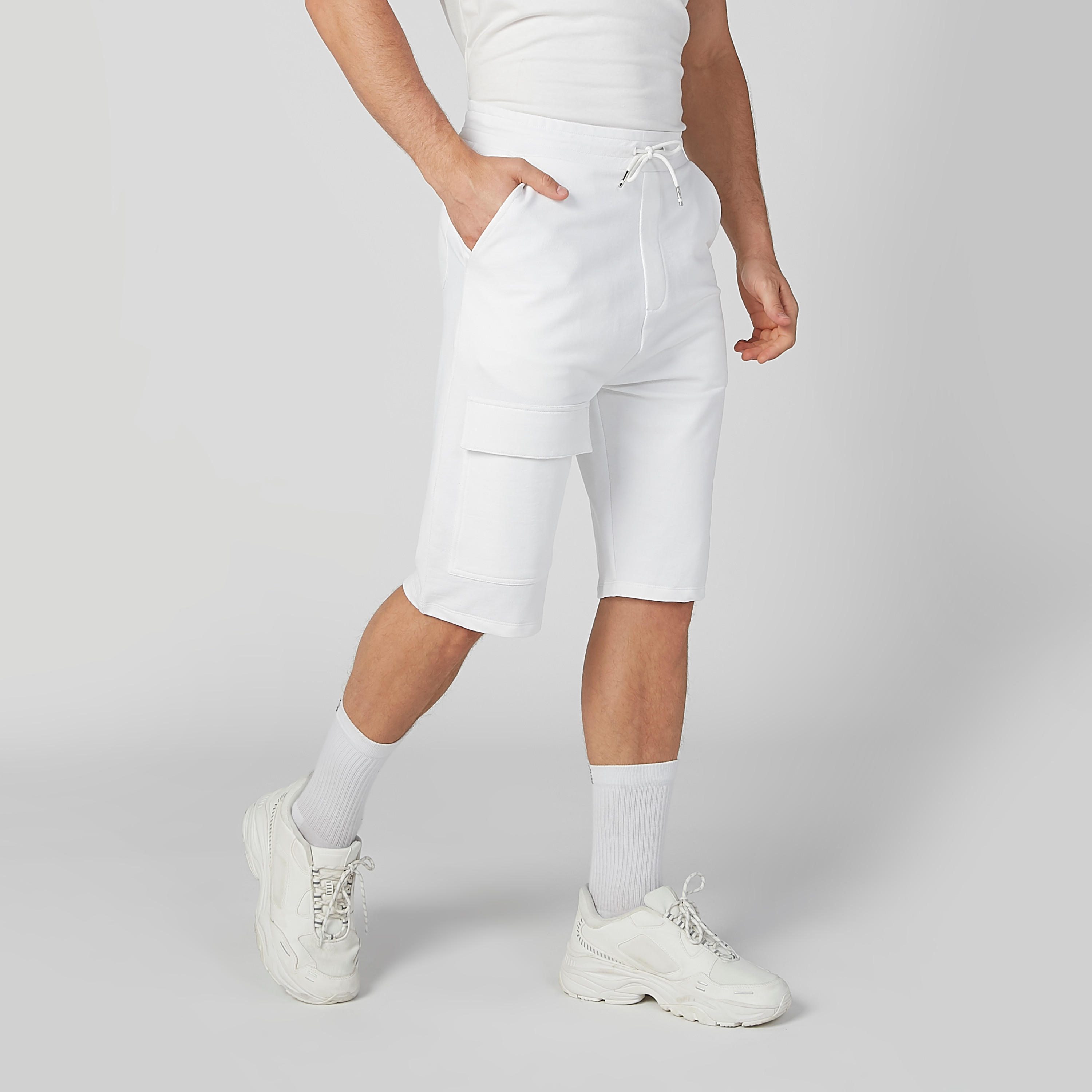 شورت سادة بخصر مرن وجيوب-men-clothing-bottoms-shorts-image-1