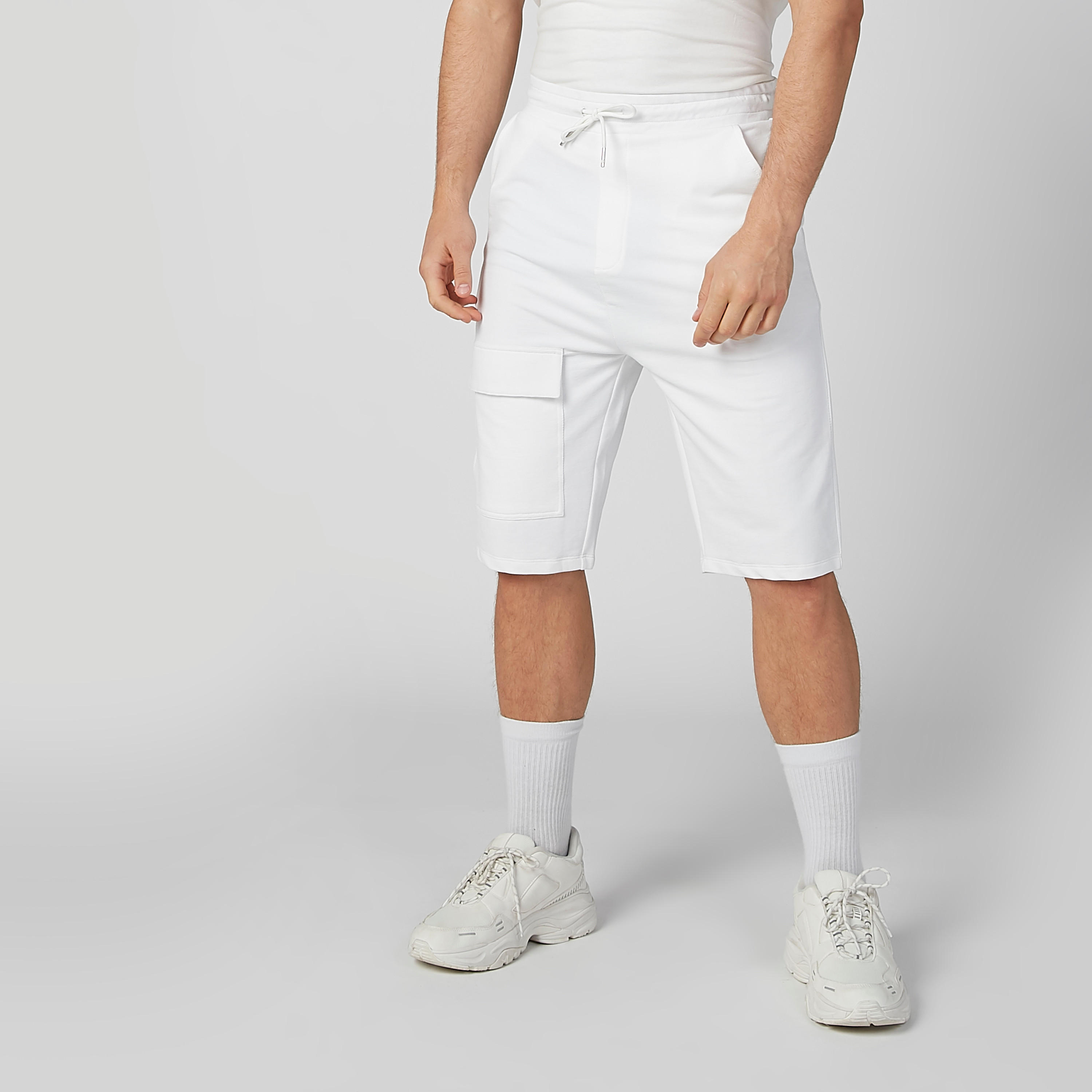 شورت سادة بخصر مرن وجيوب-men-clothing-bottoms-shorts-image-3