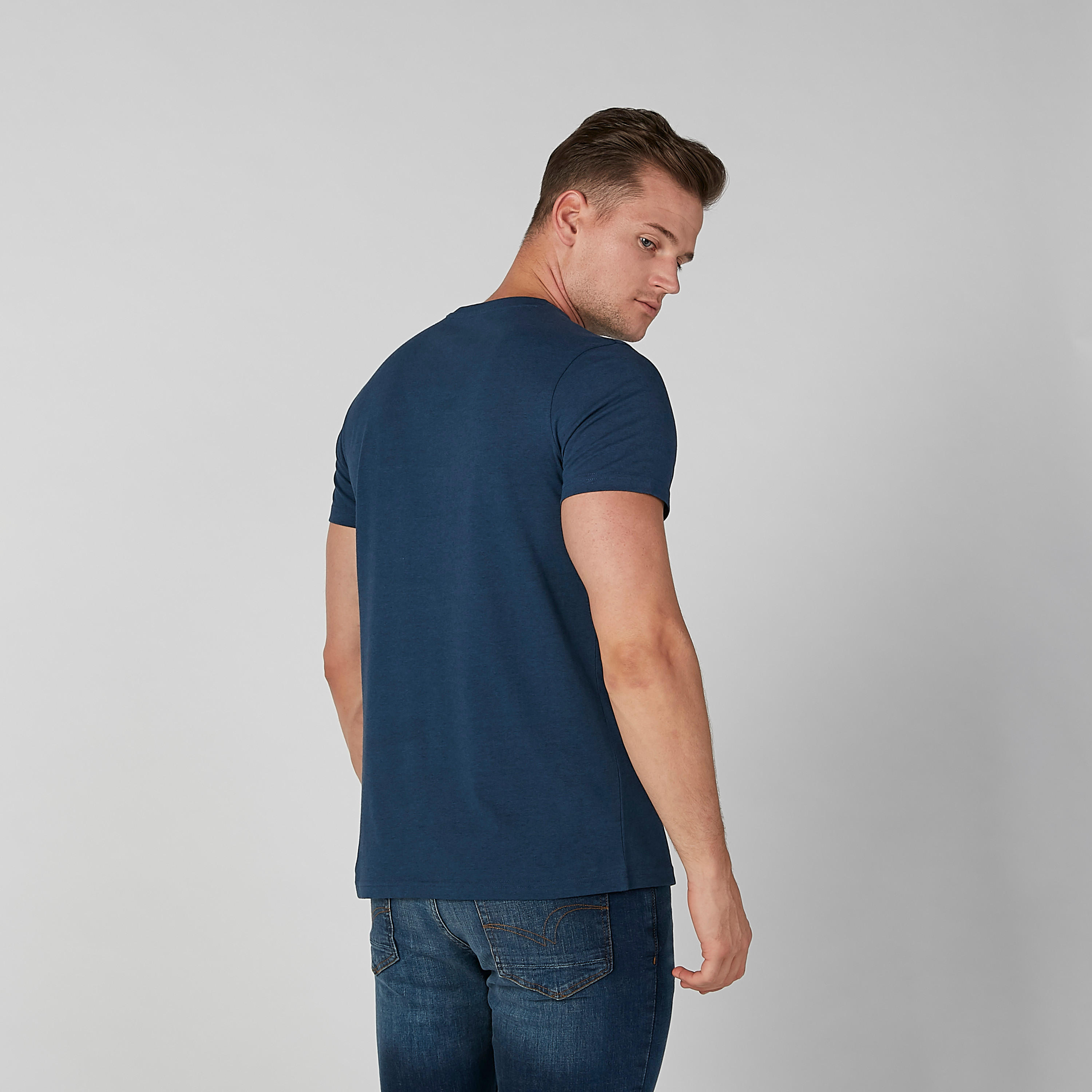تيشيرت مستدام بقصّة سليم وياقة ضيّقة وطبعات-men-clothing-tshirtsandpolos-tshirts-image-4